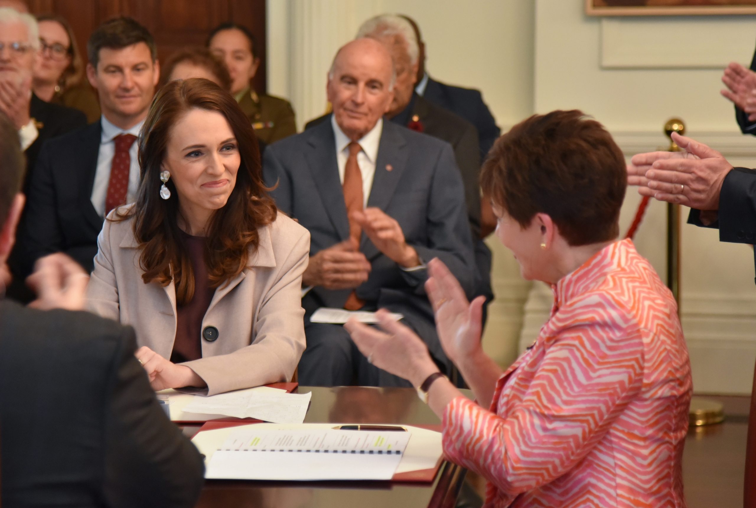 Jacinda Ardern empossada para segundo mandato na chefia do Governo na Nova Zelândia