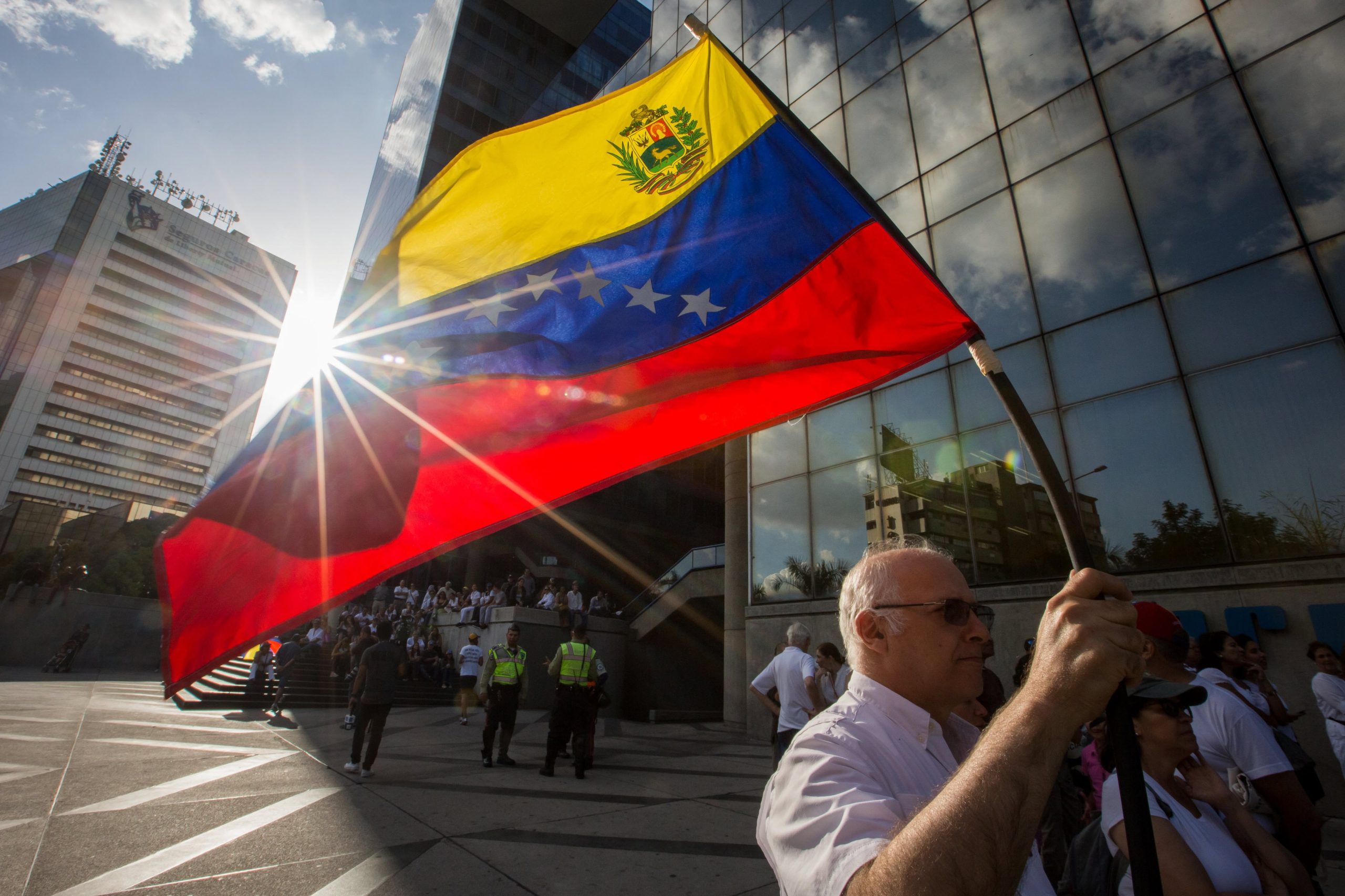 Venezuela: Maduro coloca exército nas ruas contra “traidores da pátria”
