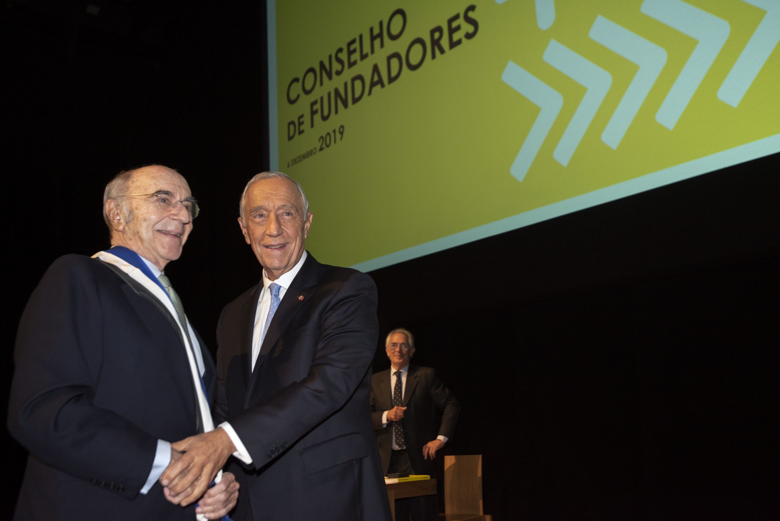 Marcelo condecora primeiro presidente de Serralves com Ordem do Infante D. Henrique