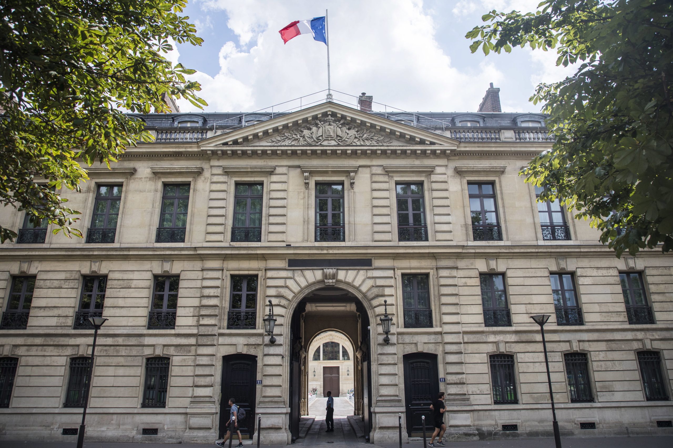 França: Três polícias detidos em caso de segurança do Presidente que agrediu manifestantes