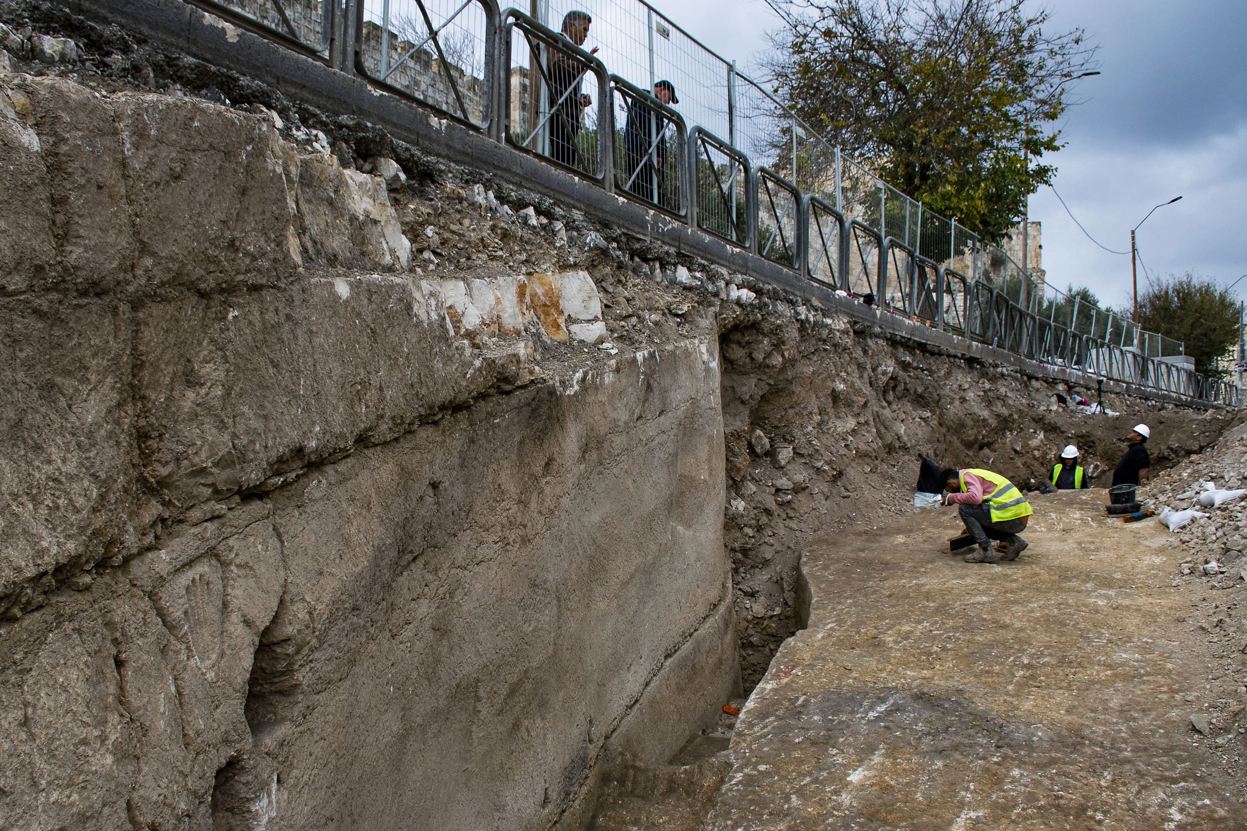Polónia. Esqueleto de cavaleiro medieval encontrado debaixo de gelataria