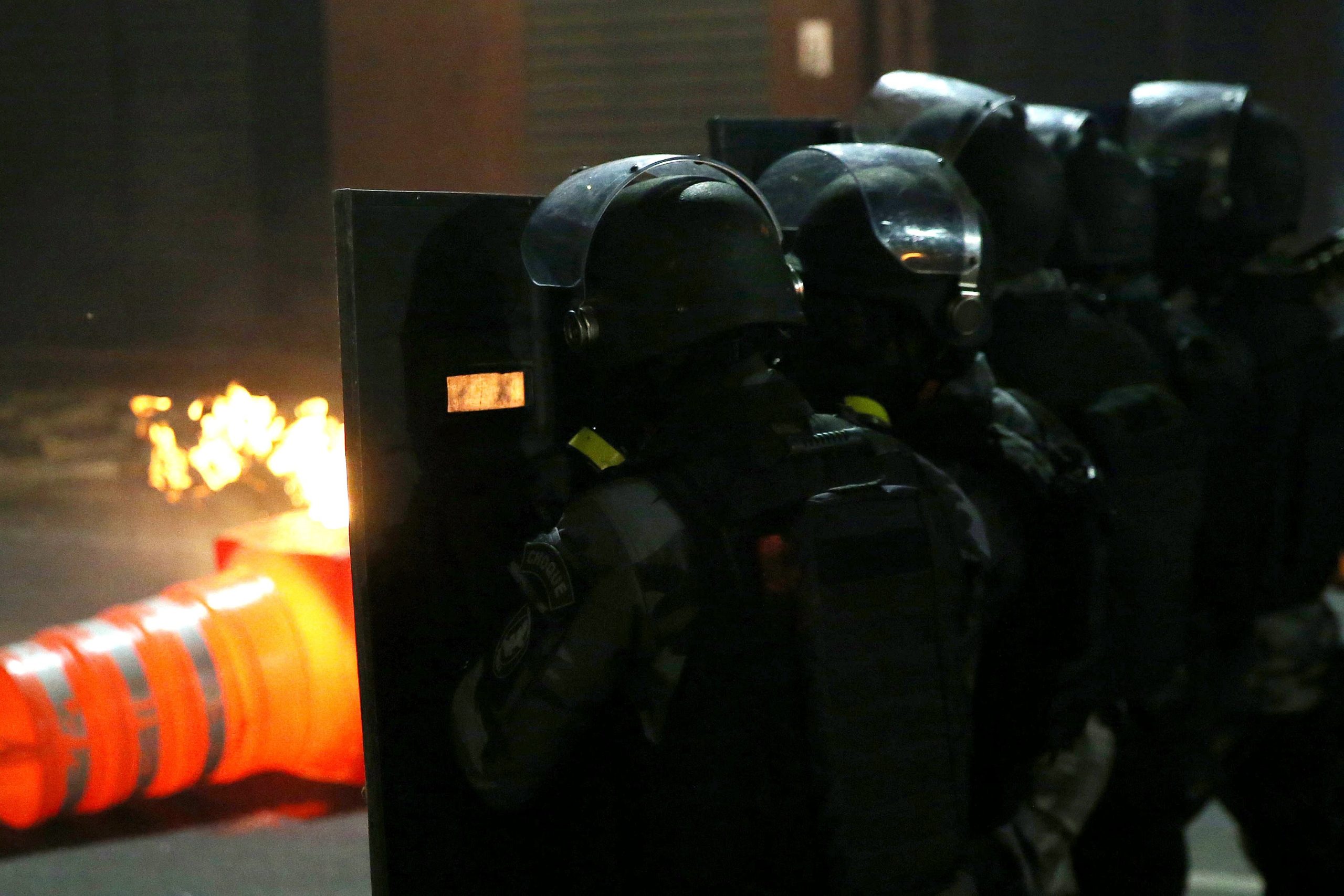 Ataques em cidade brasileira causam cinco mortes, 26 detenções e incêndios
