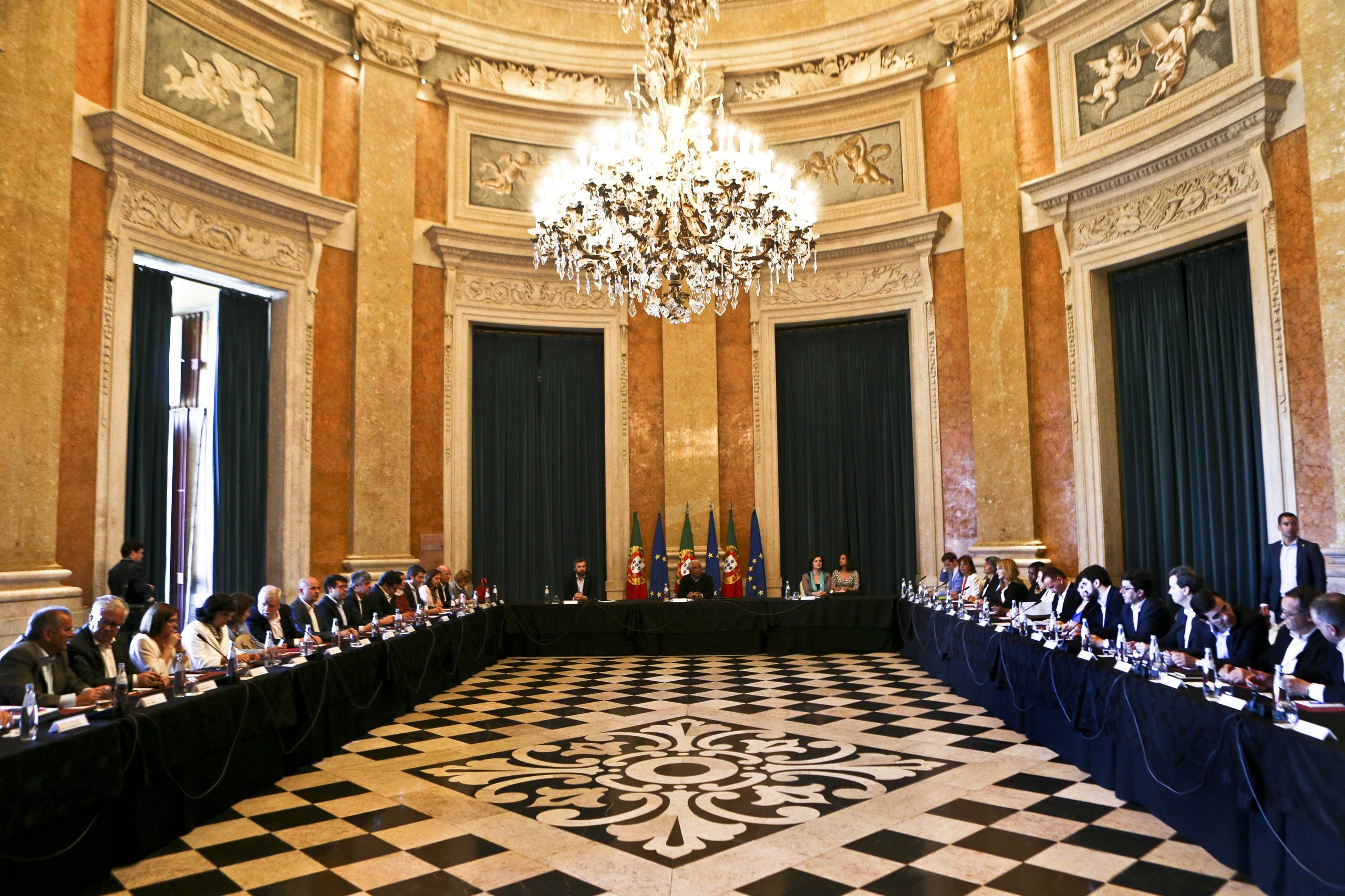 Governo acaba com mobilidade especial e substitui por regime de valorização