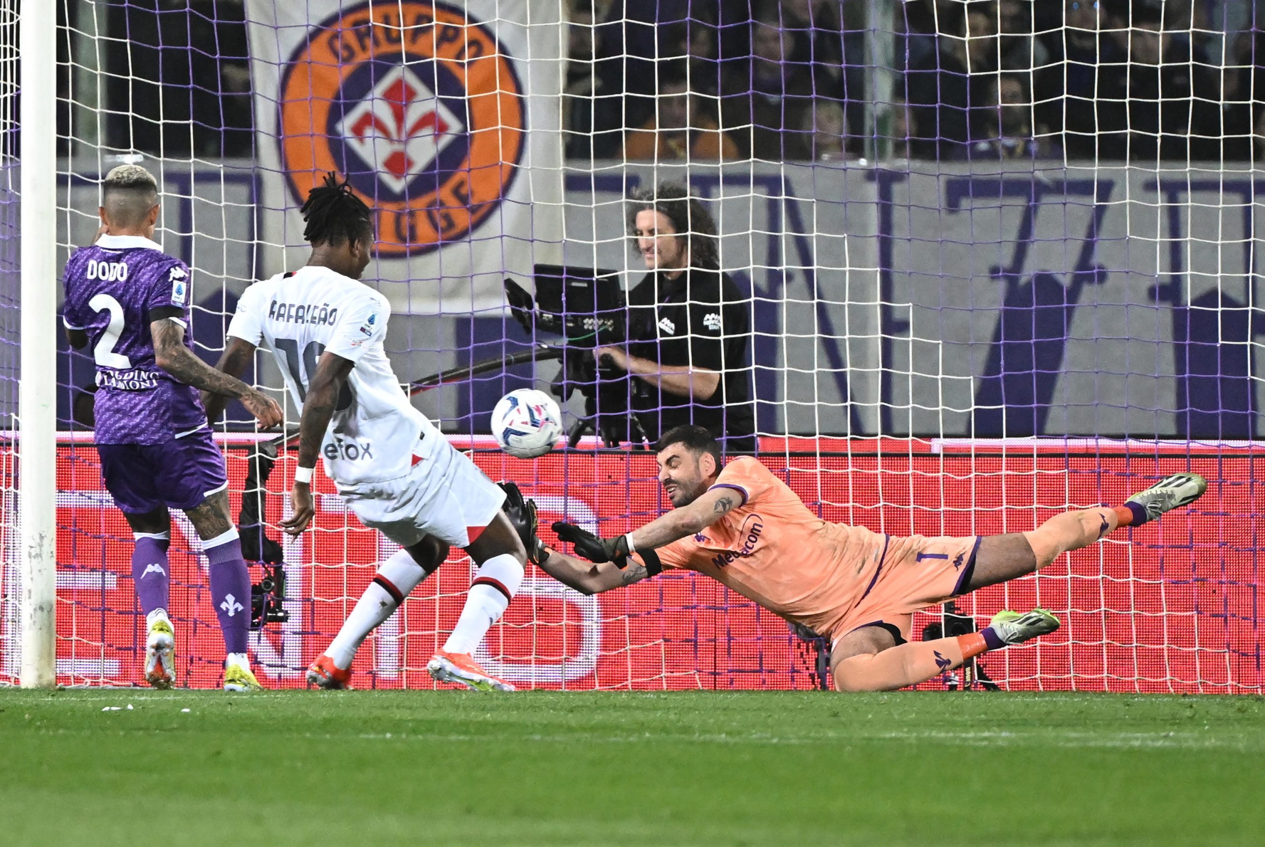 Rafael Leão marca e assiste no jogo 200 pelo AC Milan