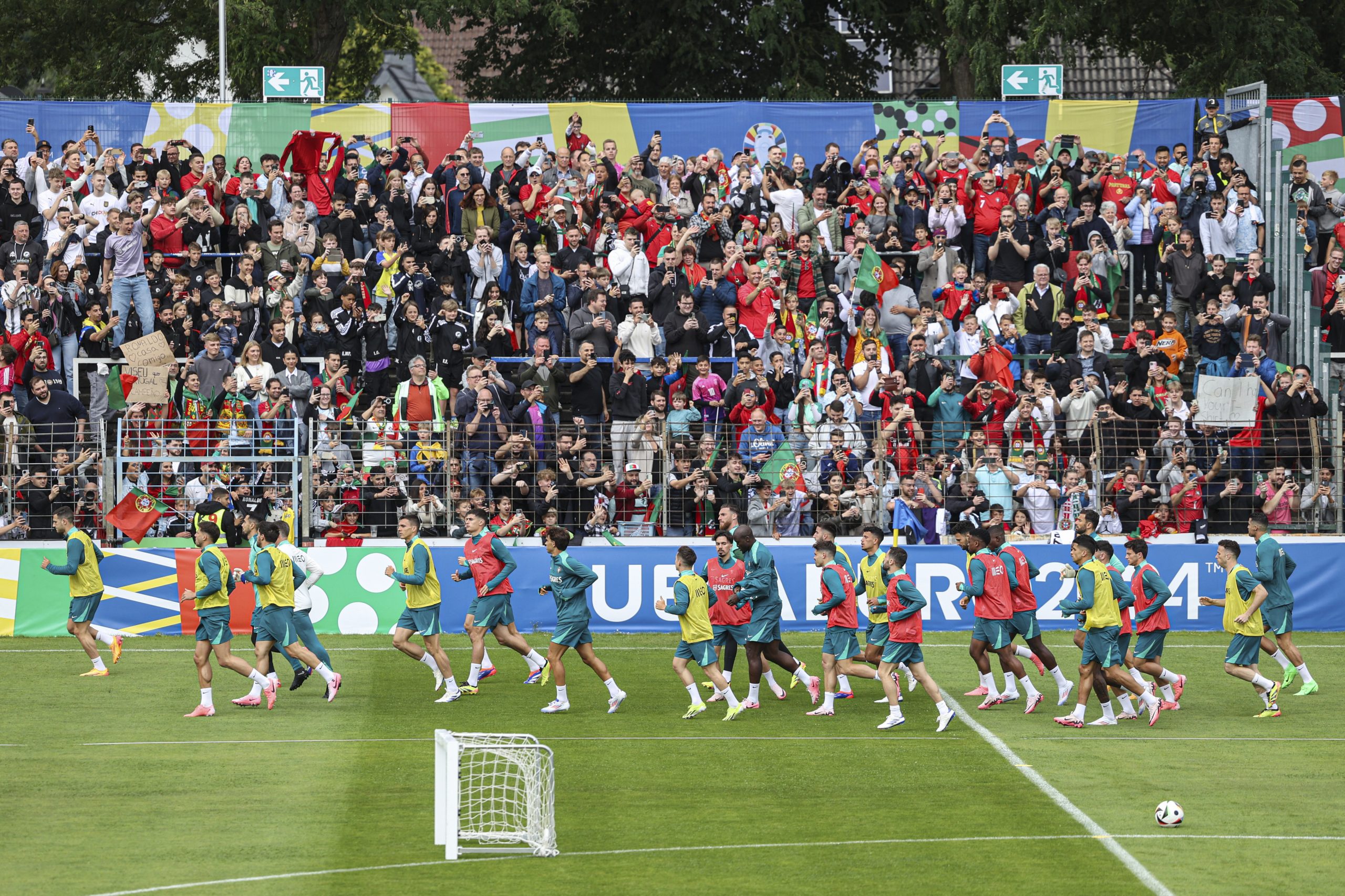 Portugal com todos no relvado em treino com mais de oito mil adeptos