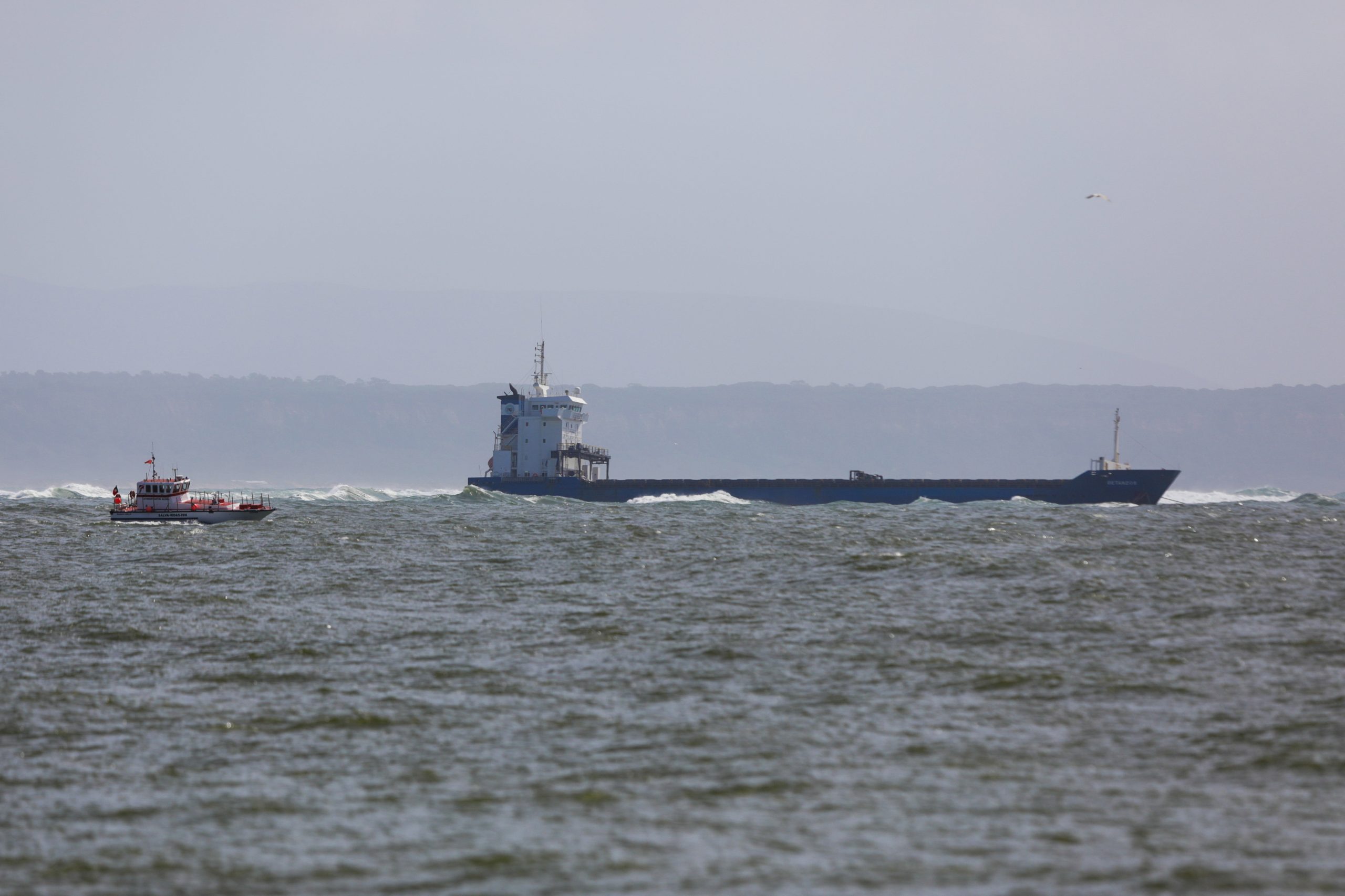 Cargueiro encalhado na foz do Tejo à espera de condições favoráveis para ser rebocado