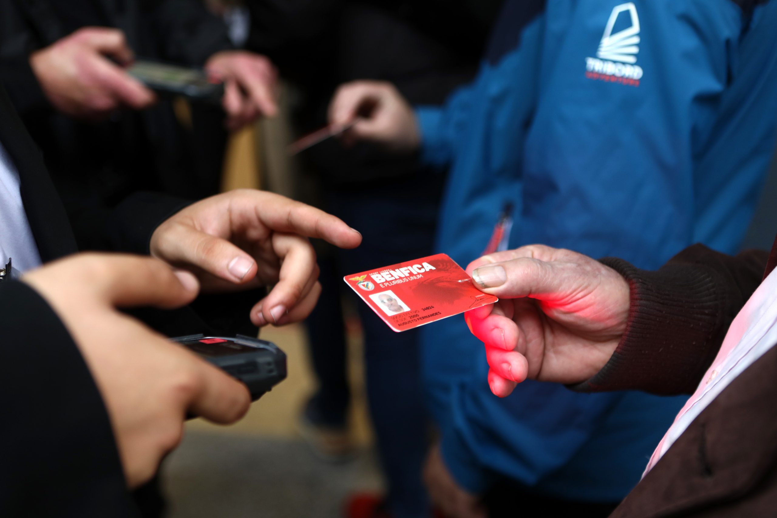 Cartão Vermelho: Movimento de sócios defende convocação de eleições no Benfica