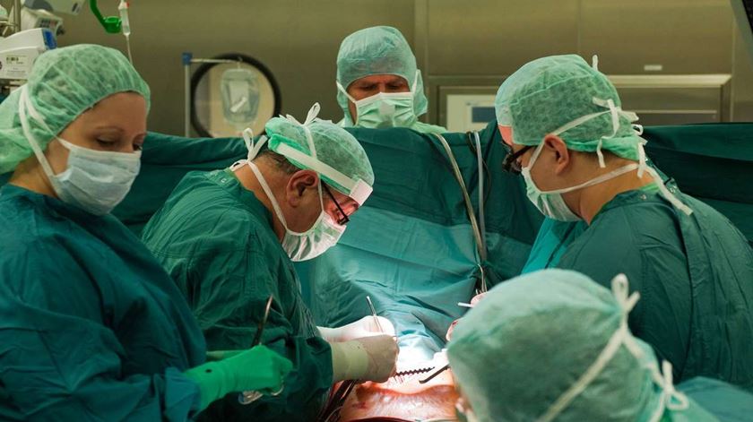 Hospitais privados de Portugal e Espanha preocupados com escassez de profissionais de saúde