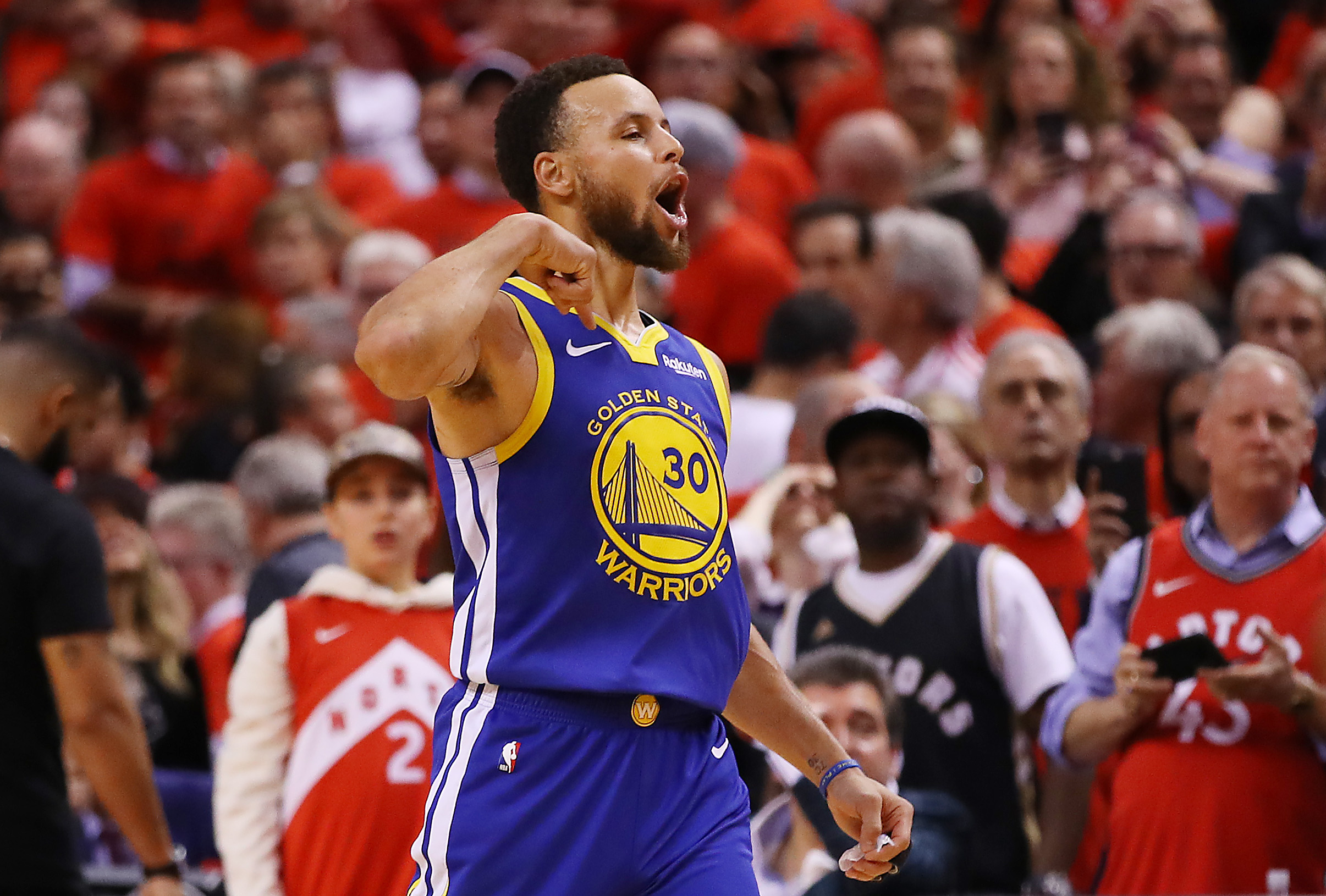 “Isto é sério, nós não estamos a exagerar”. Quando uma estrela da NBA e uma referência da ciência se juntam para explicar ao mundo com o que estamos a lidar