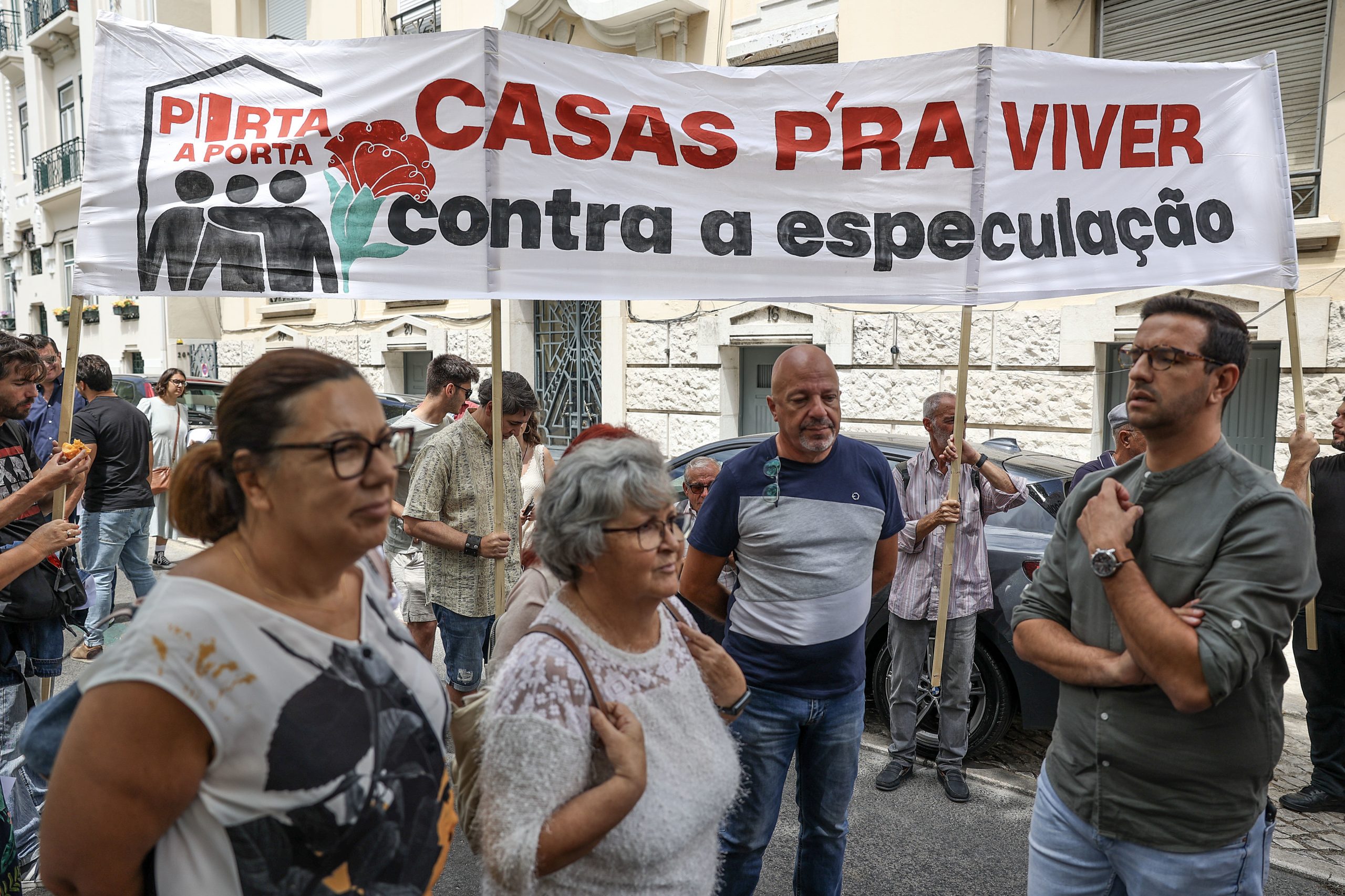 Centenas de pessoas concentradas em Lisboa para protesto pelo direito à habitação
