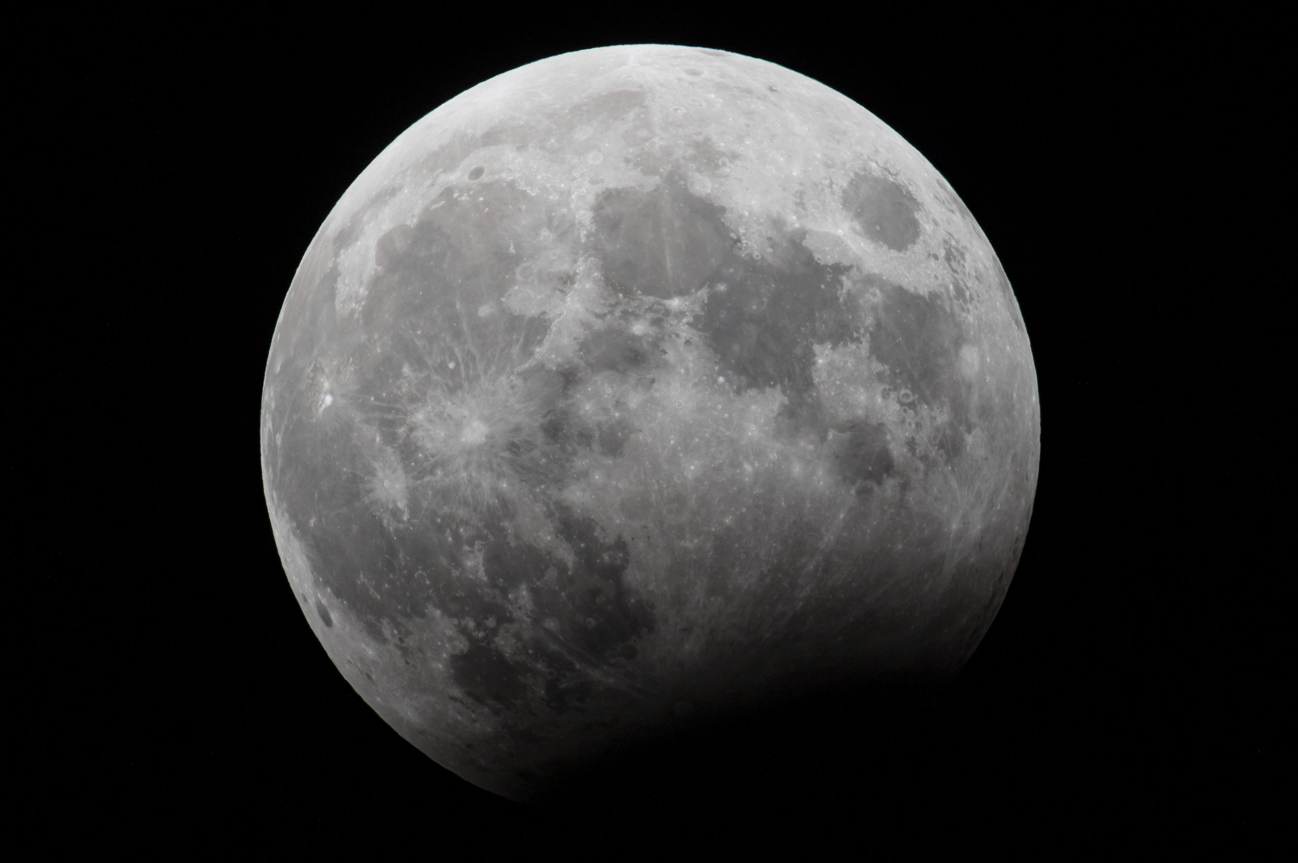 Vento solar pode produzir água na Lua e a NASA confirma