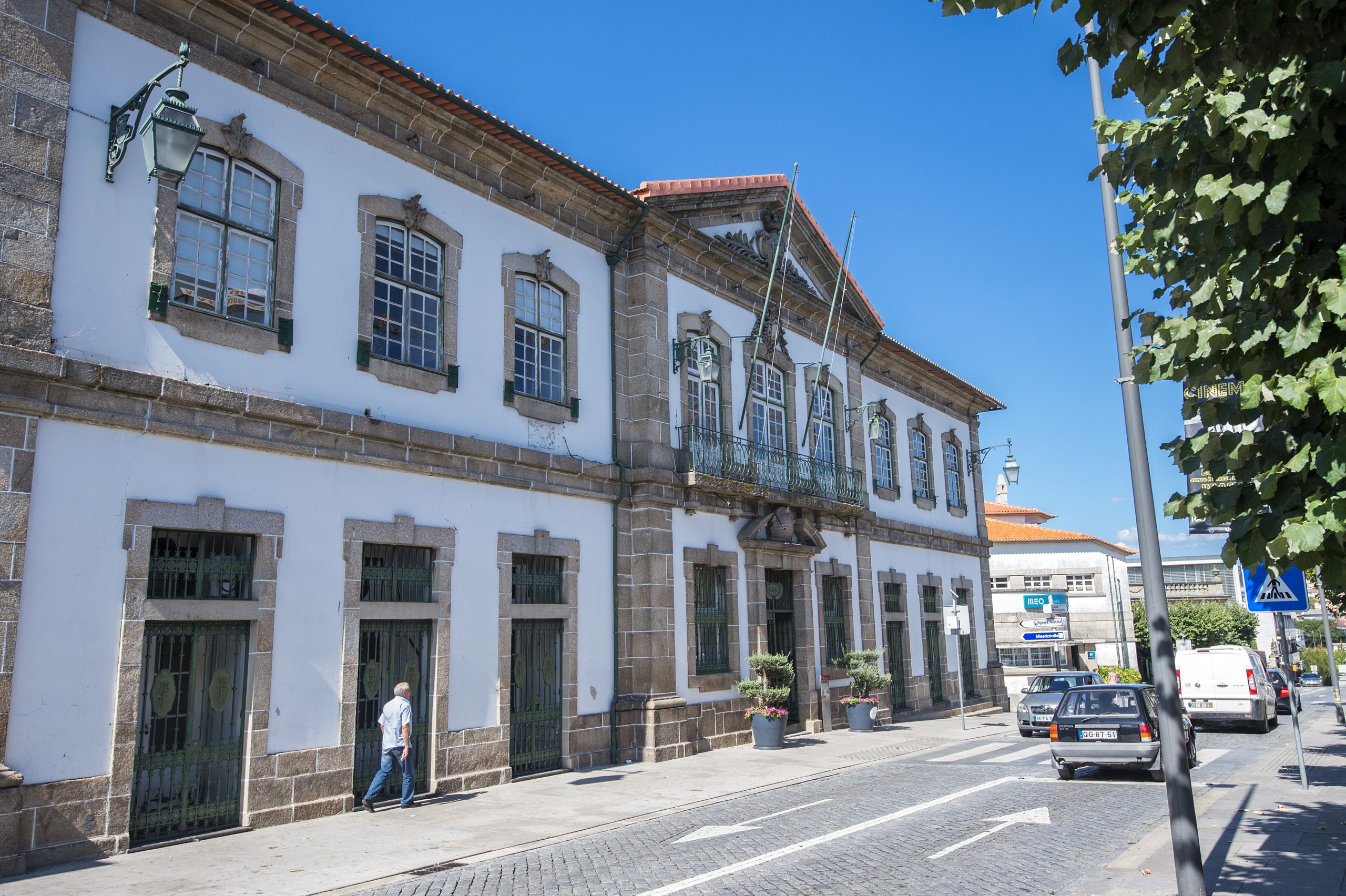Cidadãos com deficiência vão ter estacionamento e piscinas grátis em Penafiel