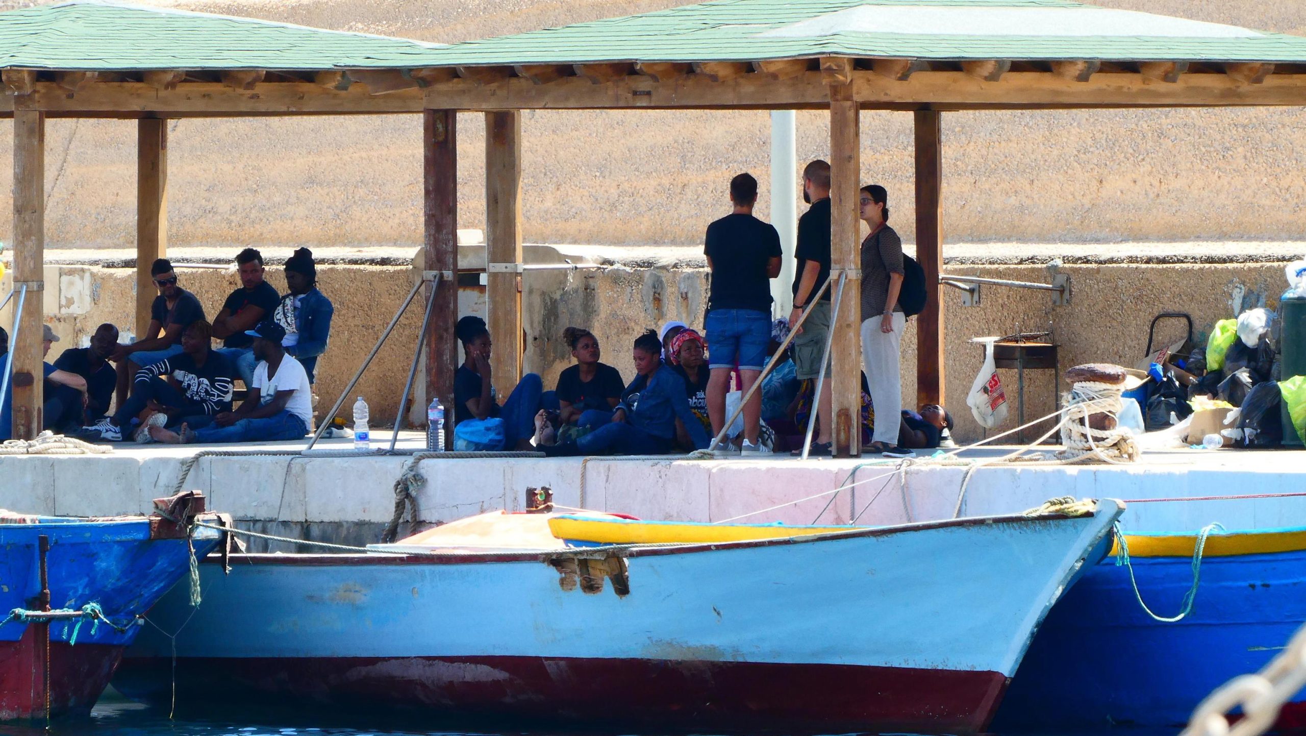 Mais de 100 migrantes chegaram a Lampedusa e 182 esperam em alto mar