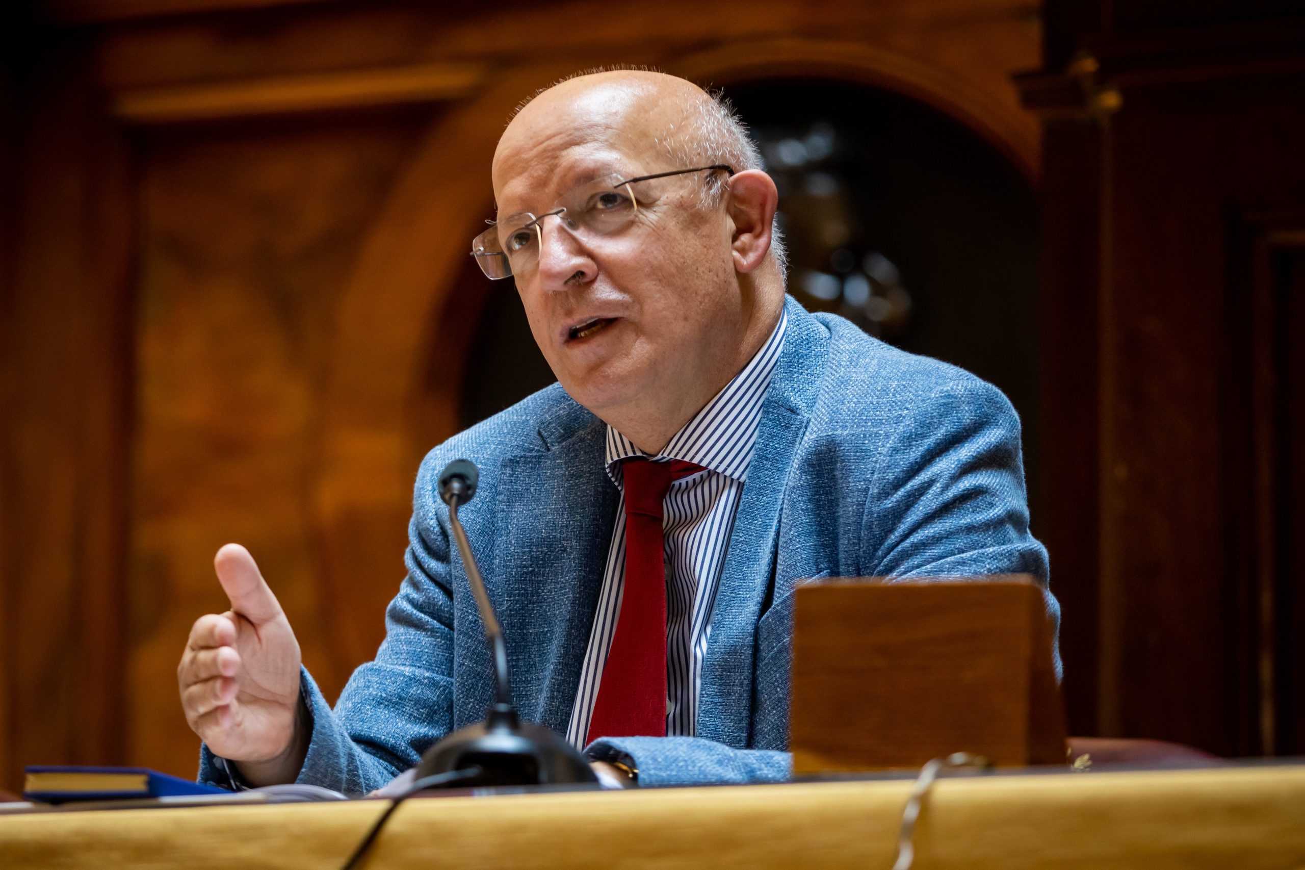 Augusto Santos Silva lamenta “desconsideração objetiva” do votos dos emigrantes