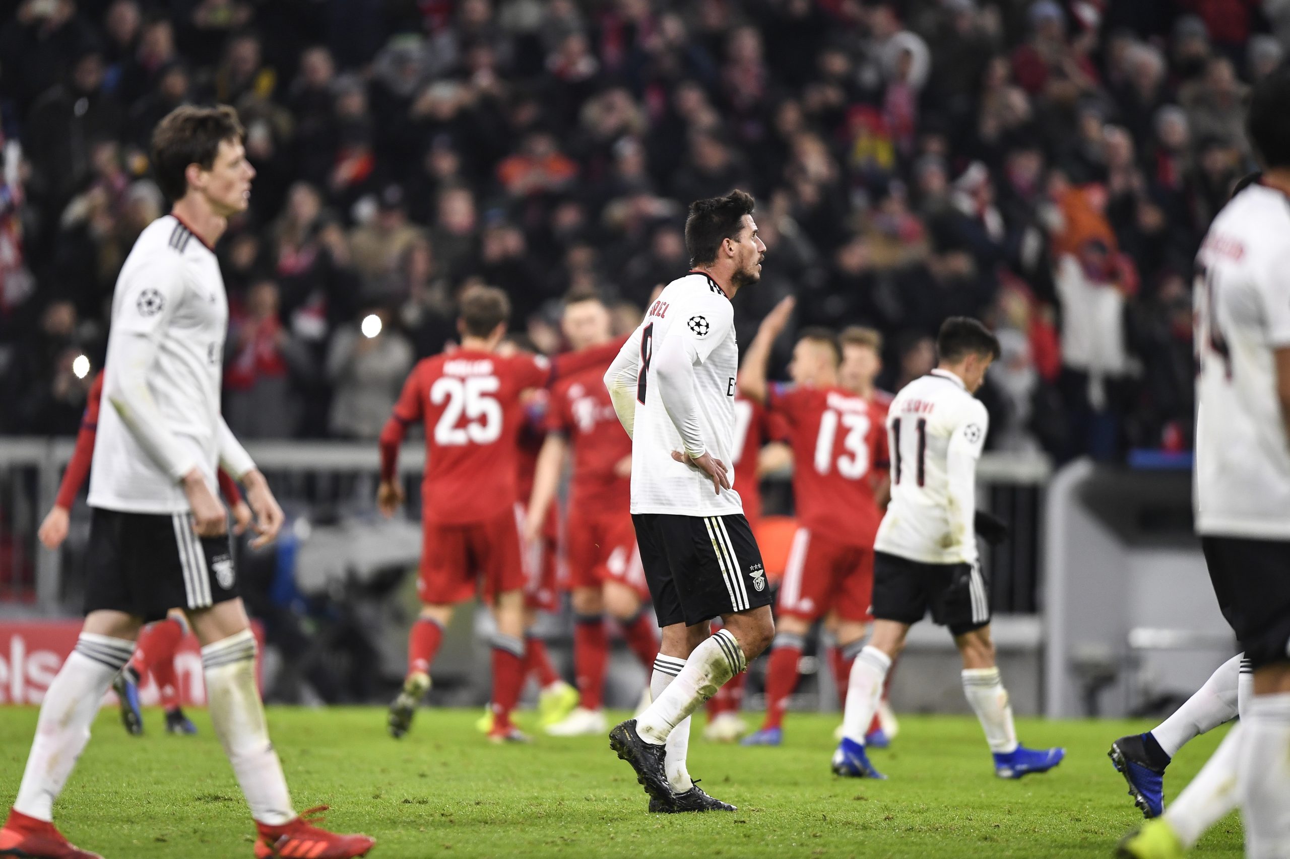 Benfica sofre goleada em Munique e segue para a Liga Europa