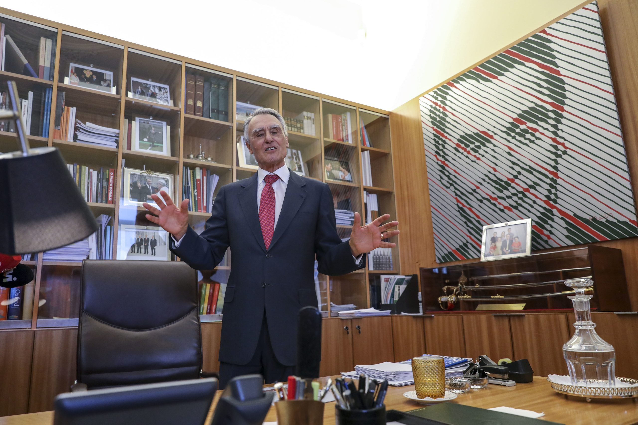 Cavaco aceitou “papel de intermediário” entre Sócrates e Passos para “evitar crise política”