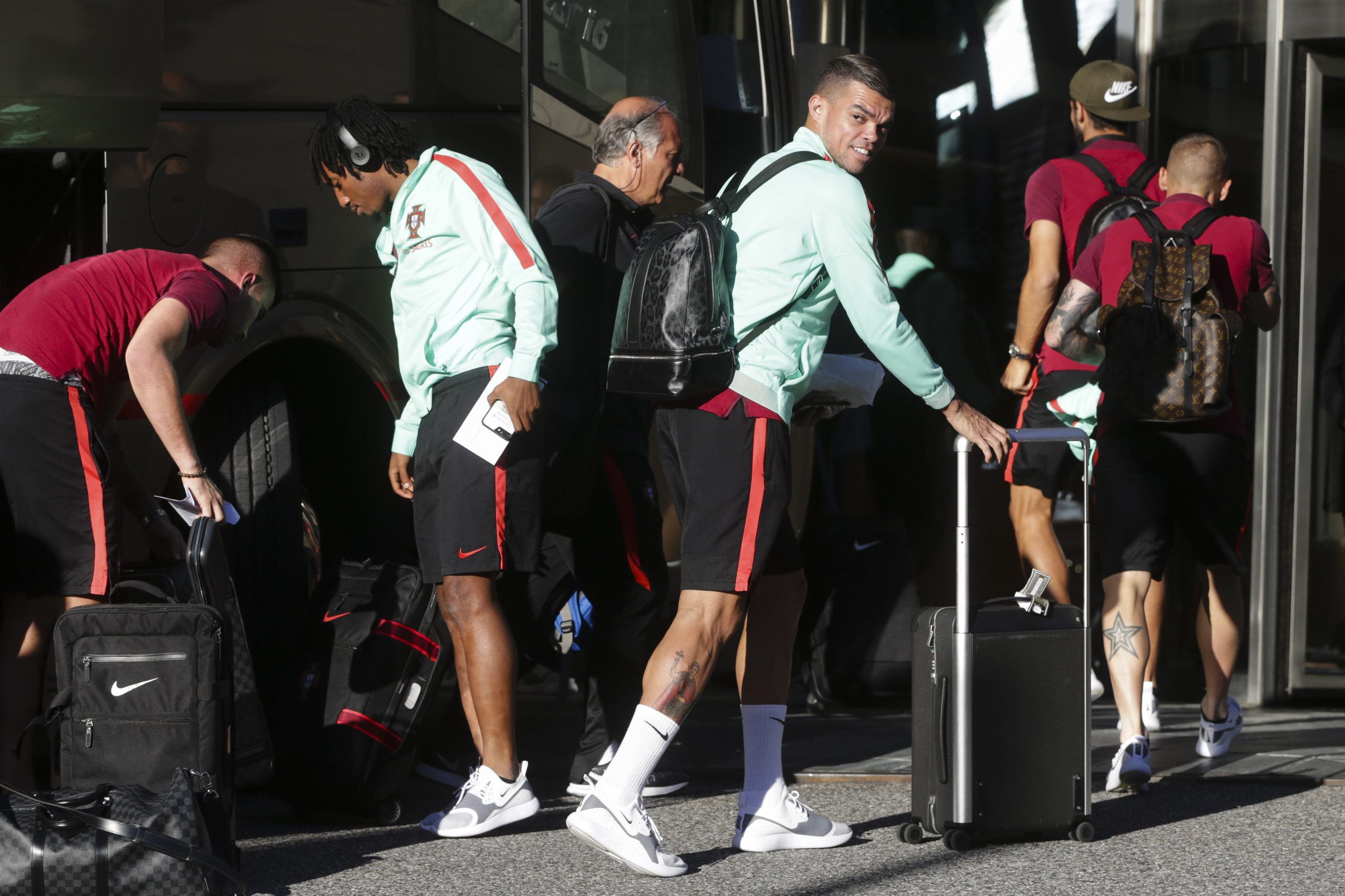 Uma centena de portugueses à espera da seleção em Andorra