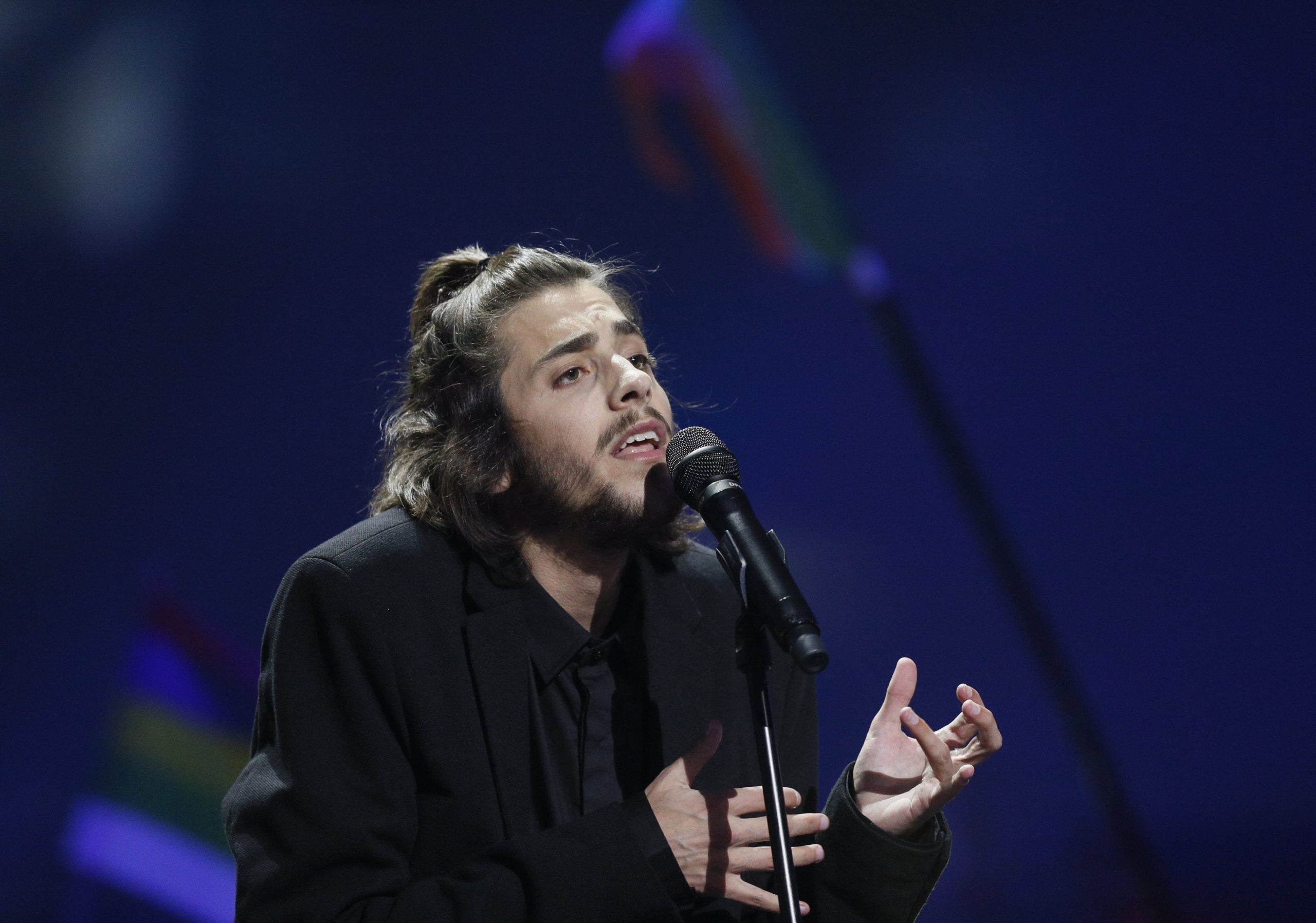 Costa felicita Salvador Sobral e diz que se fez história em português