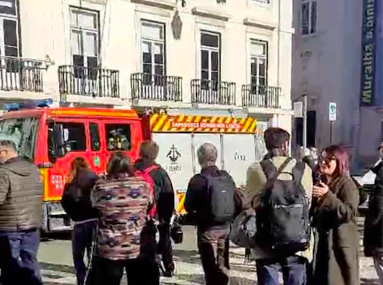 Cheiro a queimado em edifício na Praça do Município. Eletricistas da câmara de Lisboa verificam sala