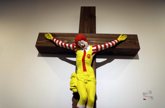 McJesus: Obra inspirada em Jesus Cristo crucificado vai ser retirada de museu israelita