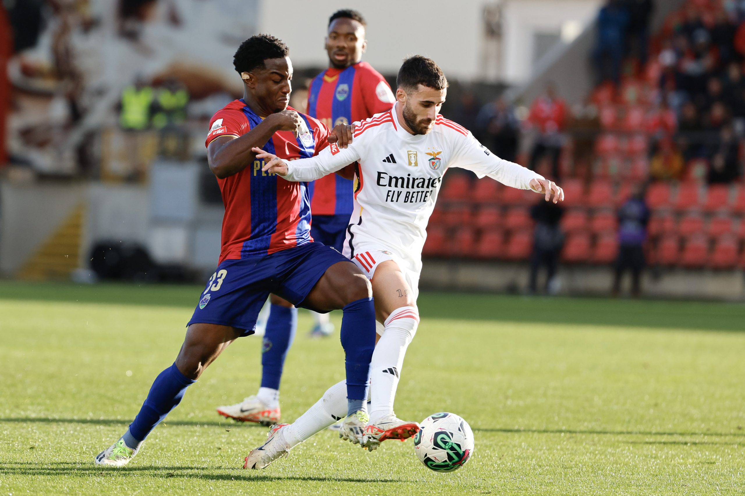 Benfica vence em Chaves e iguala provisoriamente o Sporting na liderança