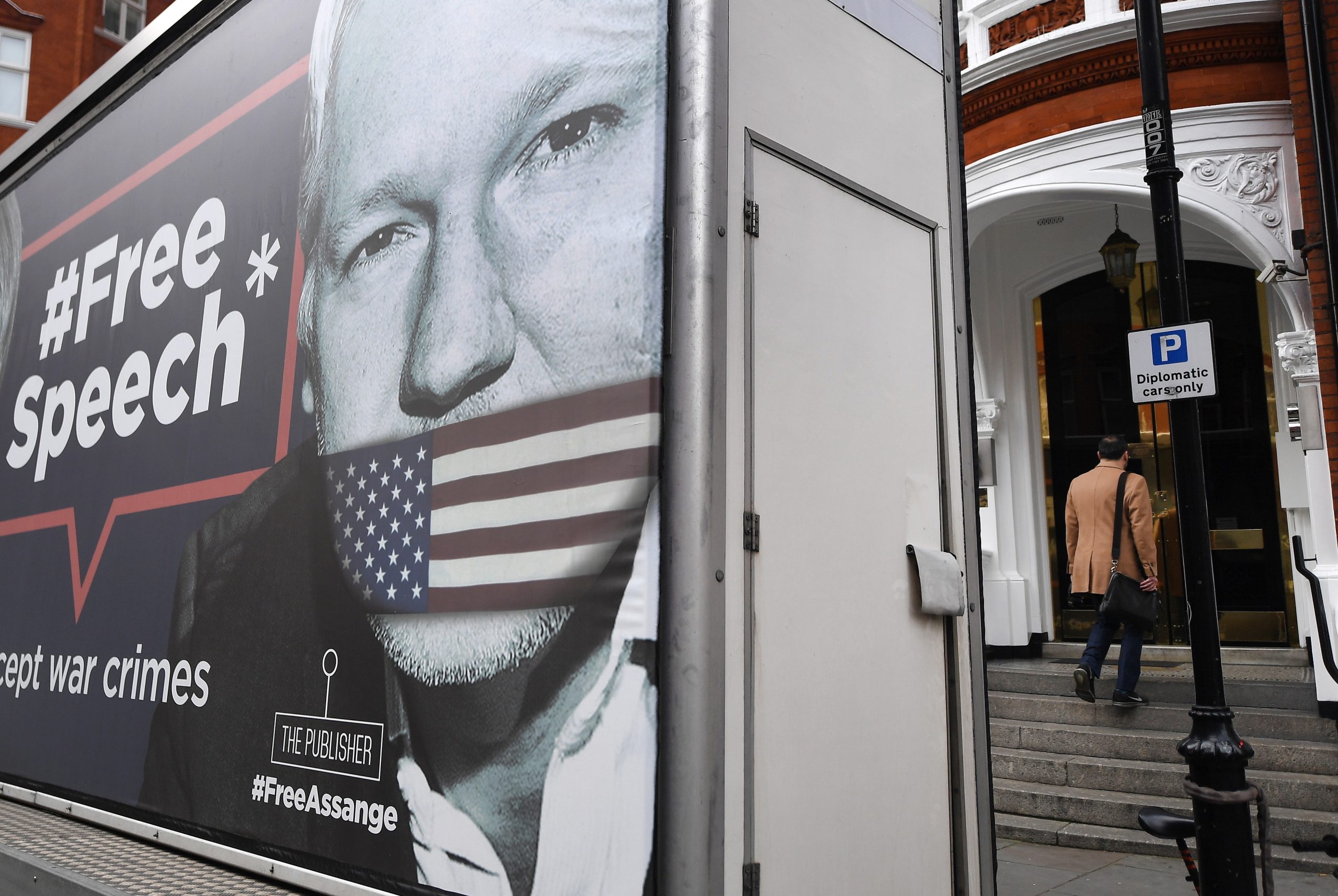 Assange detido também na sequência de mandado de extradição dos EUA