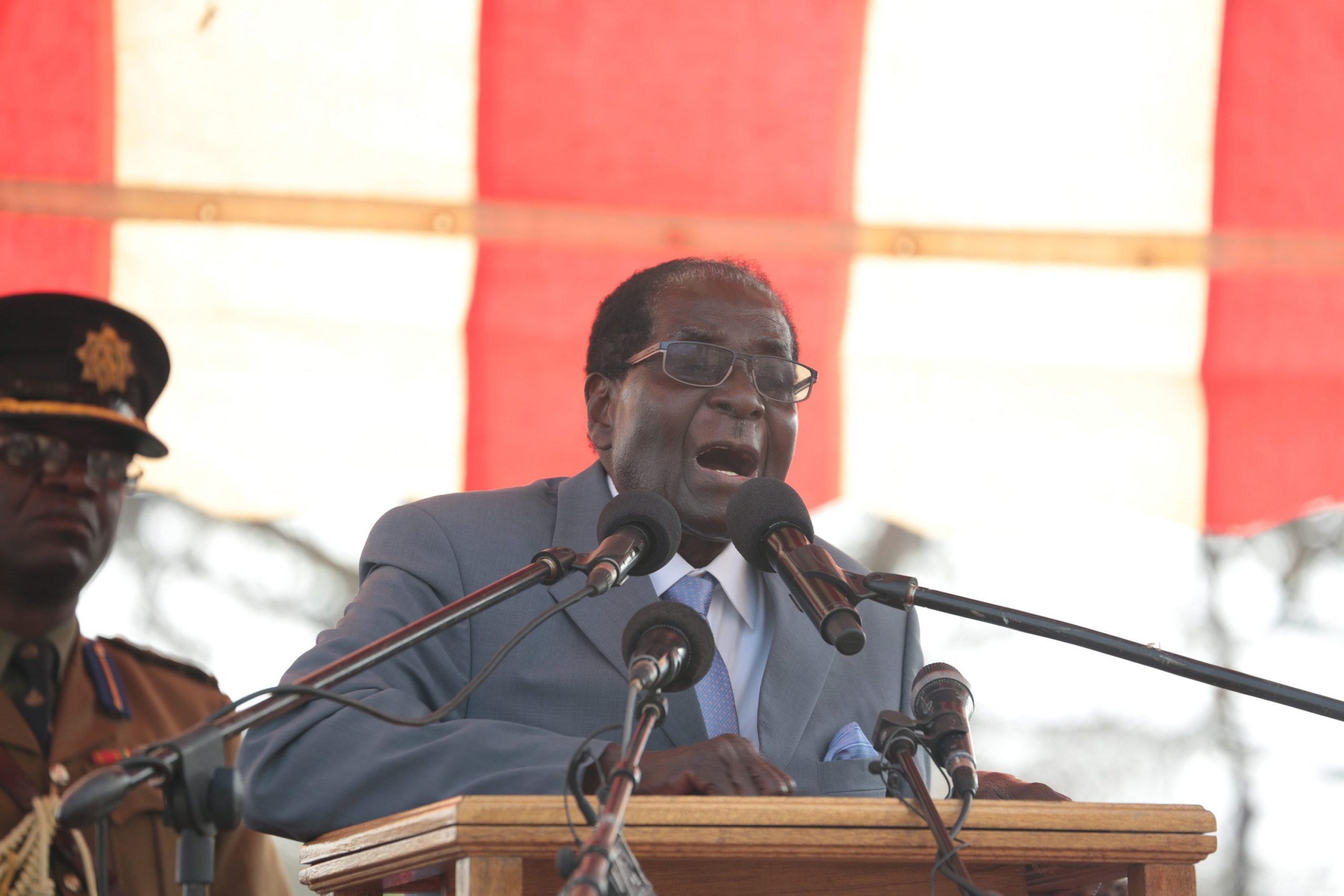 Mugabe: “Acabem com estas sanções ilegais e injustificadas contra o meu país”