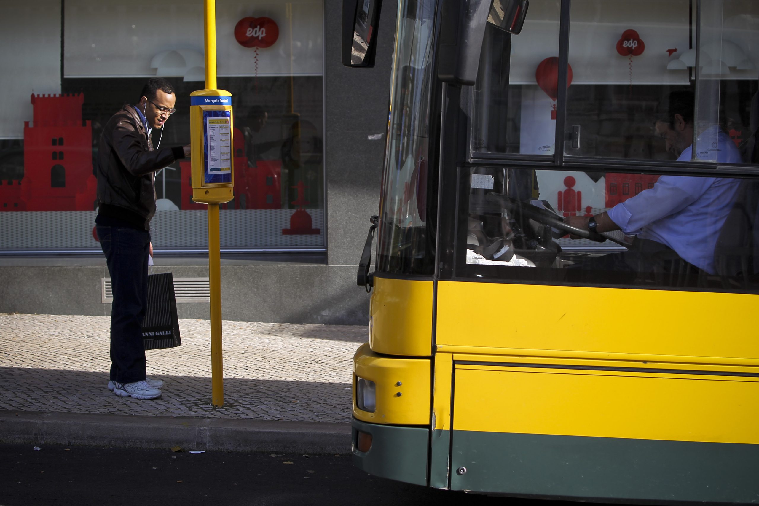 Câmara de Lisboa aprova acordo para definir gestão da Carris oposição mantém dúvidas