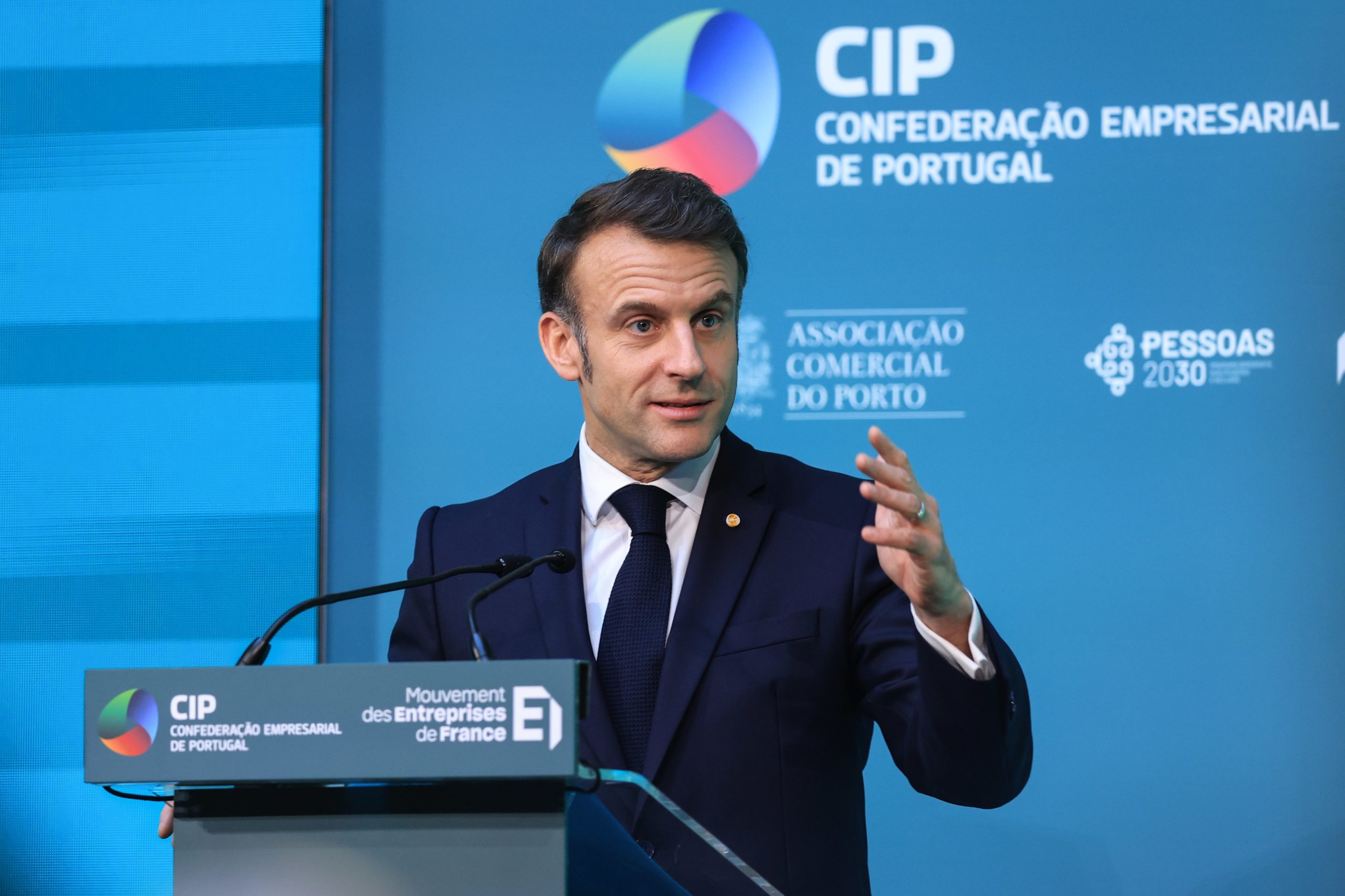 Macron defende “forma inovadora de casamento” entre Air France e TAP