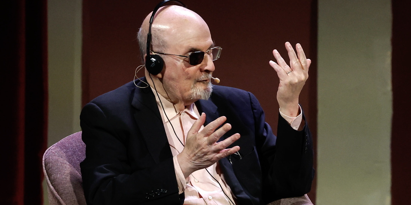 Escritor Salman Rushdie está “satisfeito” com sentença de 25 anos de prisão para o seu agressor