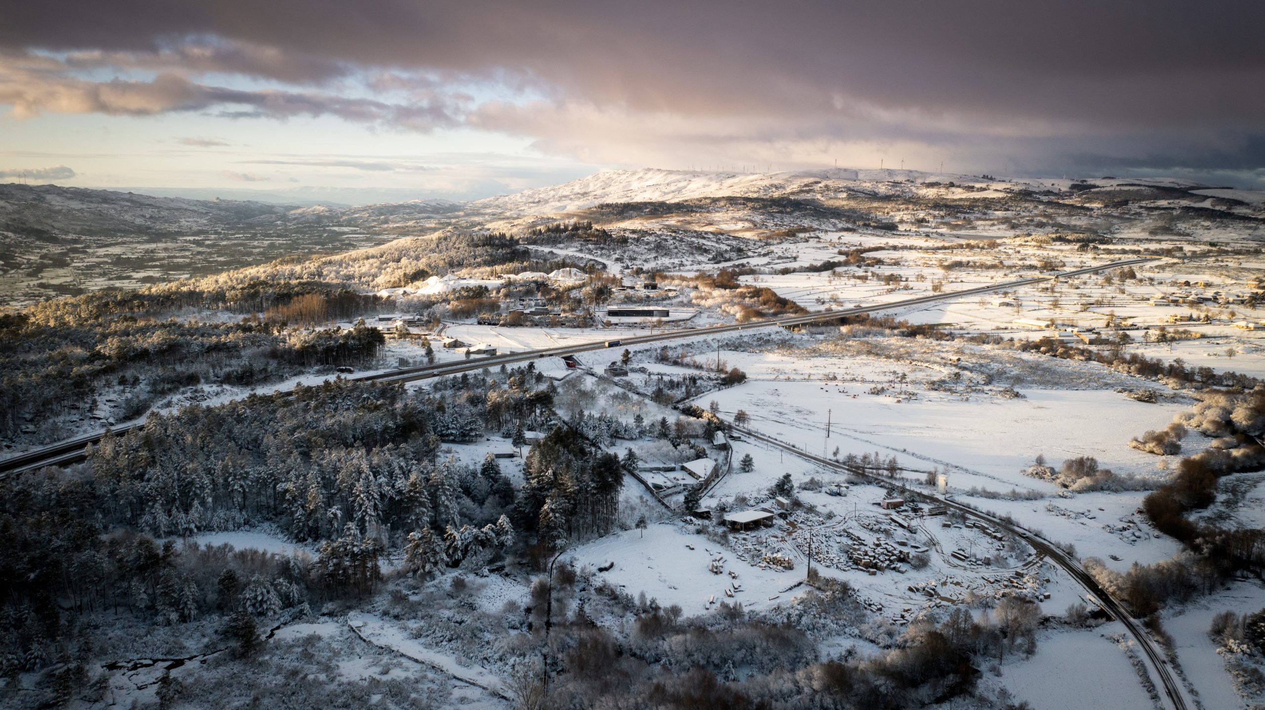Vista o melhor agasalho. Dez distritos de Portugal continental estão sob aviso amarelo devido à neve