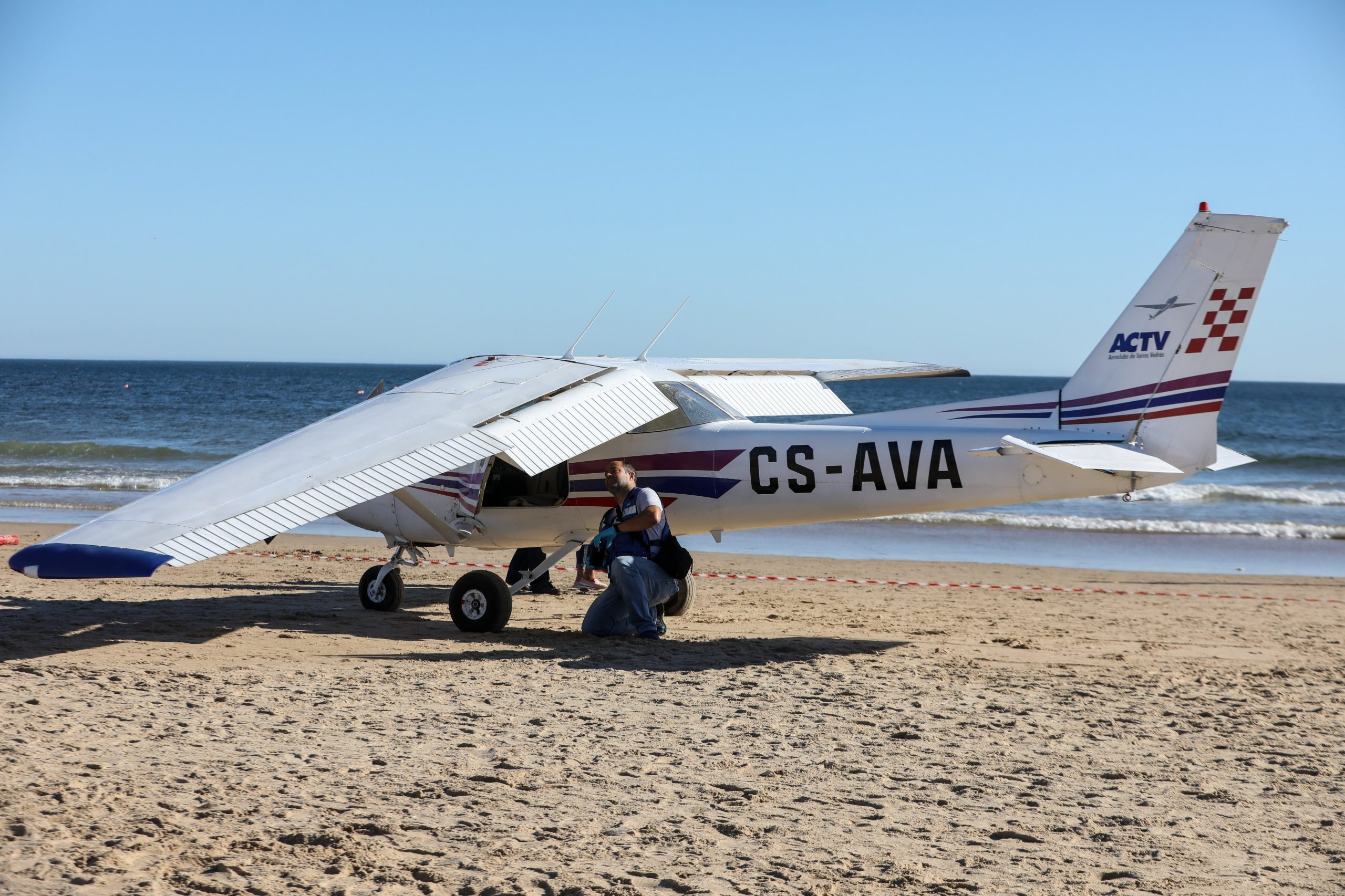 Relação reverte decisão e condena piloto por mortes em aterragem em praia da Caparica