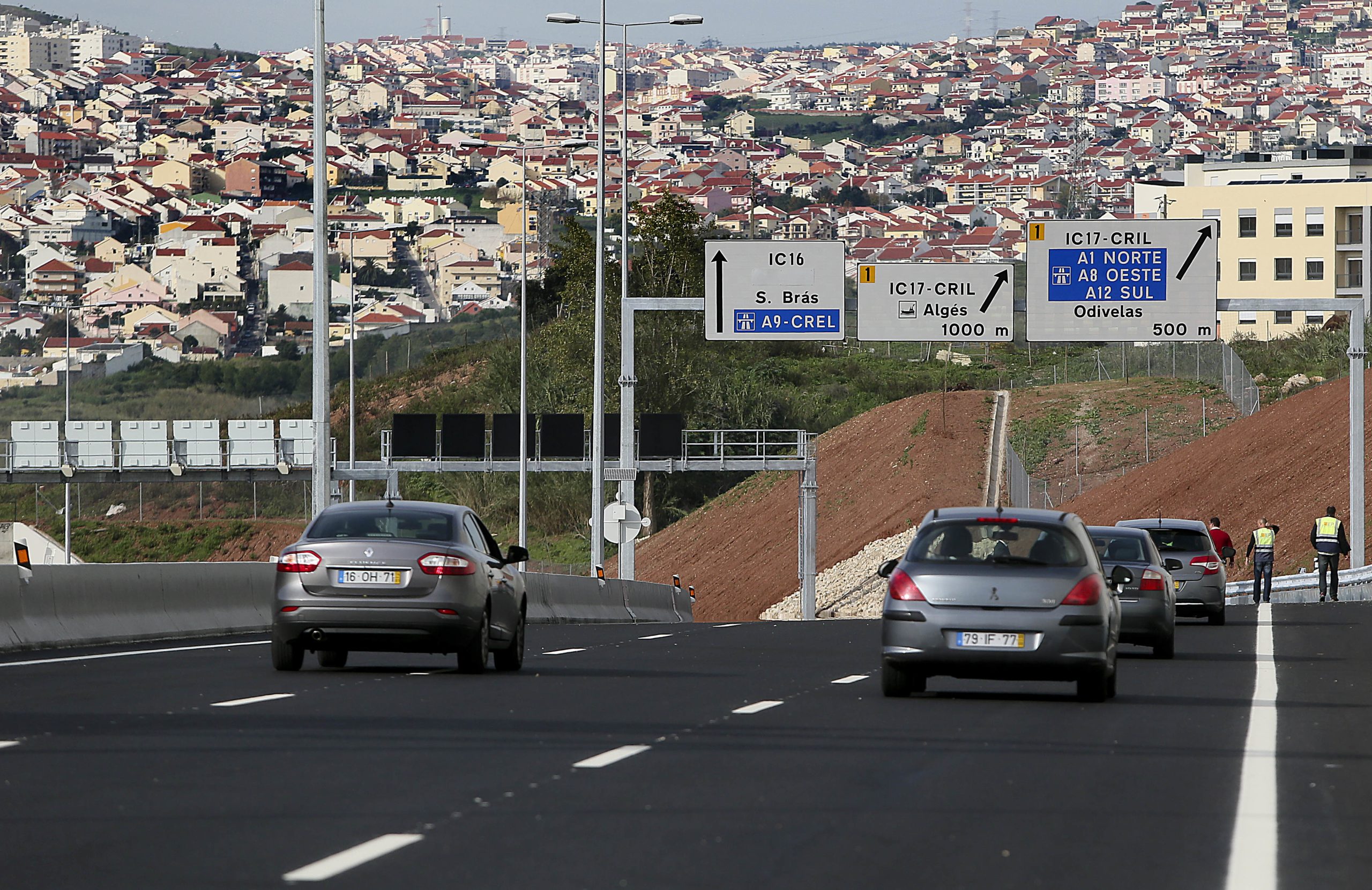 Acidente no IC16 obriga a corte de trânsito para reposição de separador central