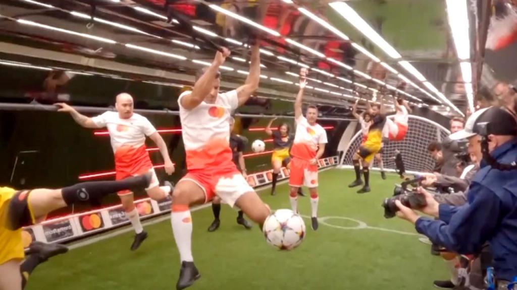 Luís Figo entrou para o Guiness. Jogo de gravidade zero a mais de seis mil metros de altitude