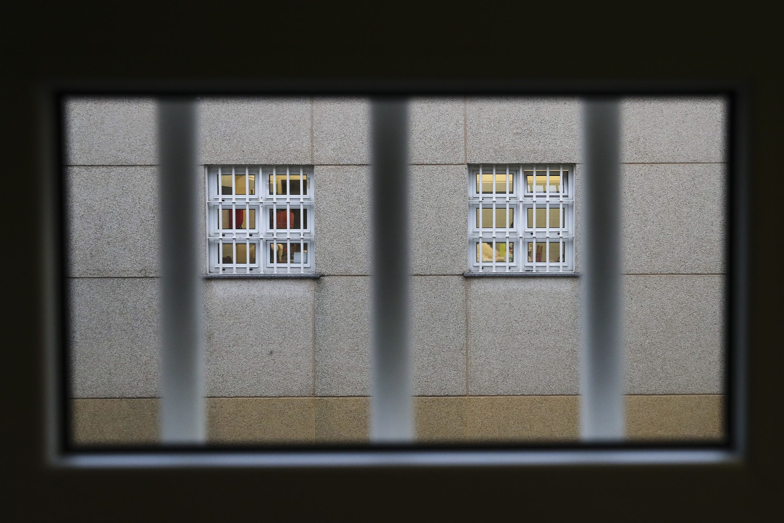 Guardas prisionais terminam hoje greve e iniciam à meia-noite outra às horas extra
