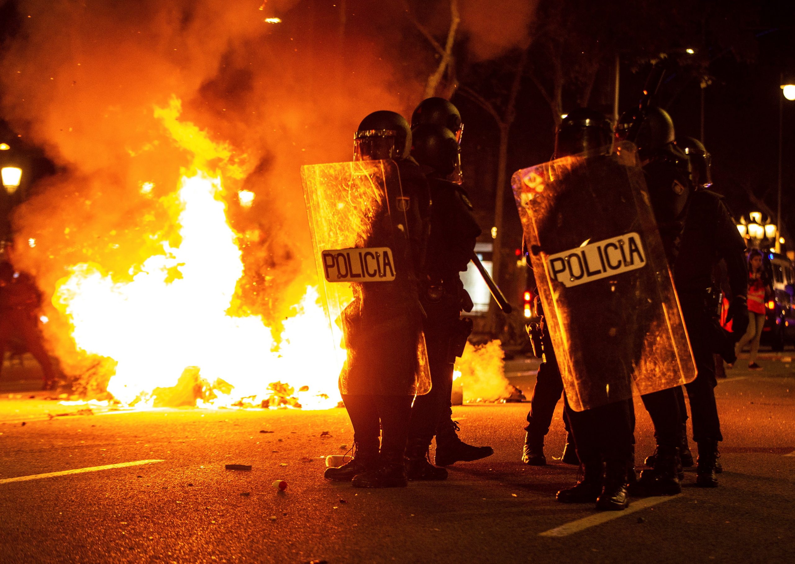 Catalunha: Cerca de 100 detenções e 194 agentes feridos nas manifestações