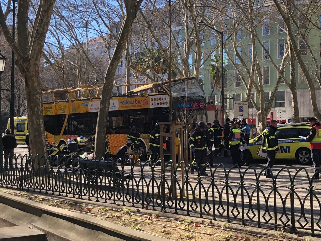 Lisboa: Acidente com autocarro turístico na Avenida da Liberdade faz 13 feridos