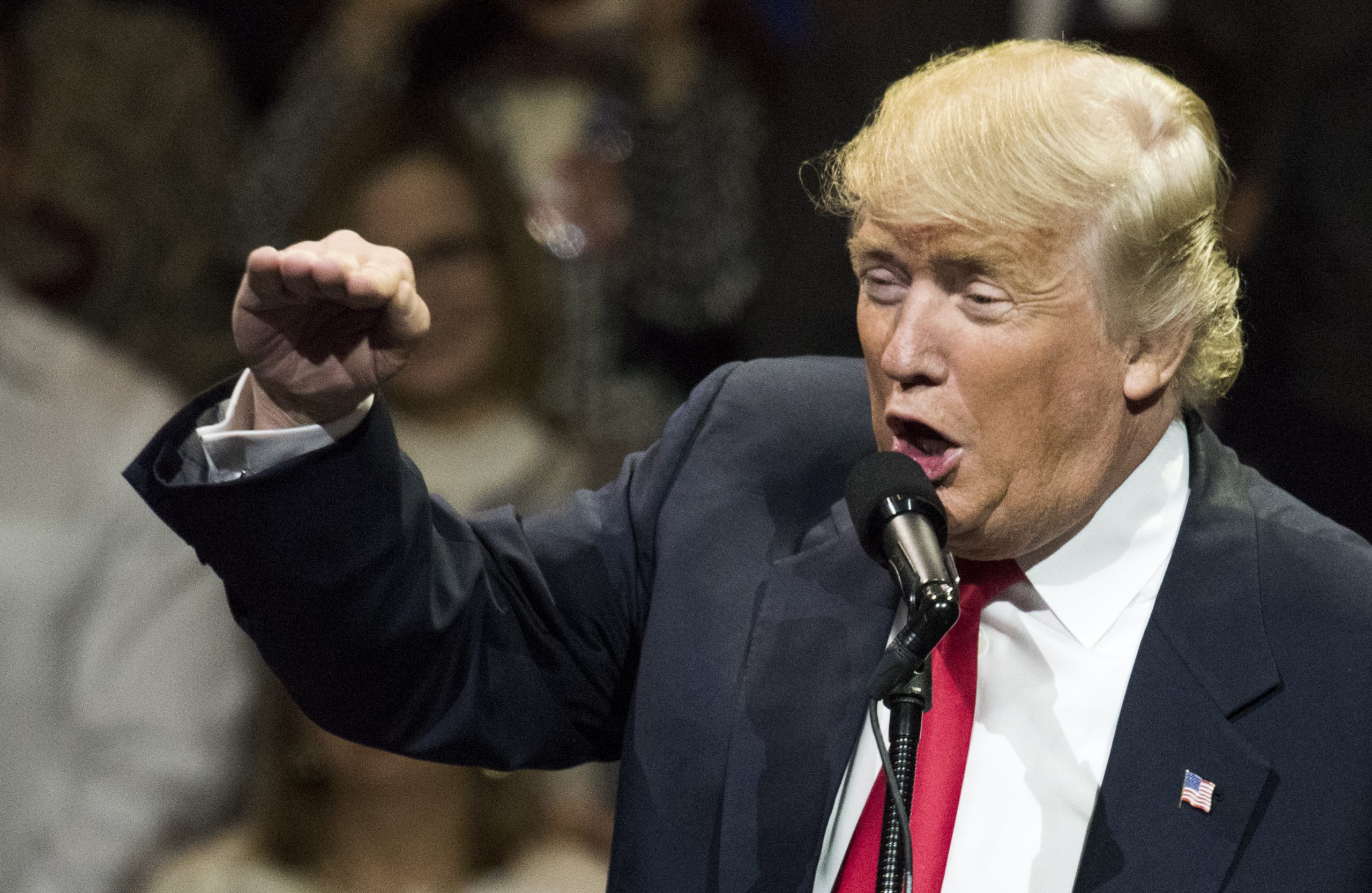 “Trump is back”: Presidente eleito volta aos comícios e tanto fala de um país unido como parte para o ataque