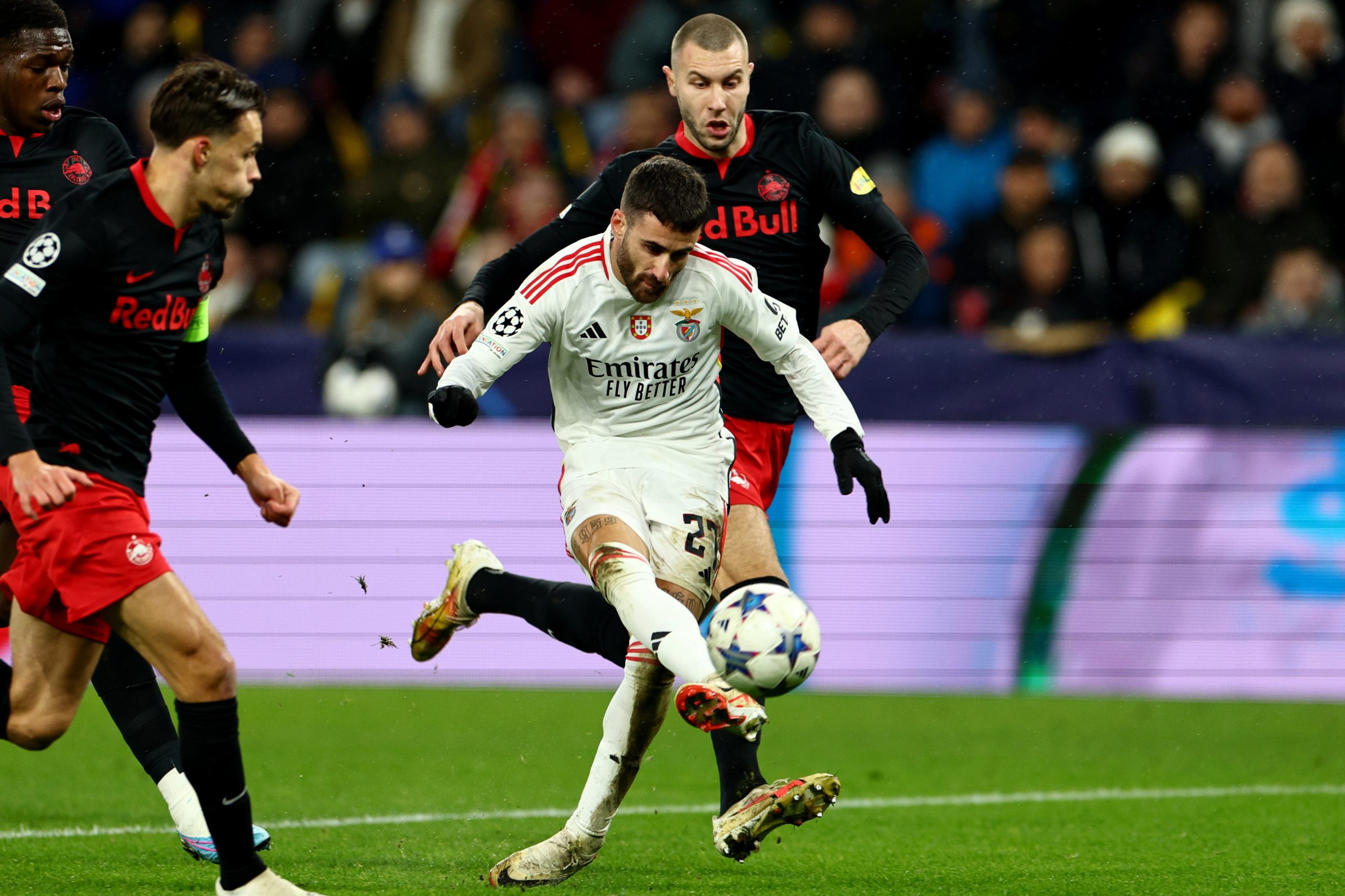 Benfica vence em Salzburgo e garante continuidade na Europa
