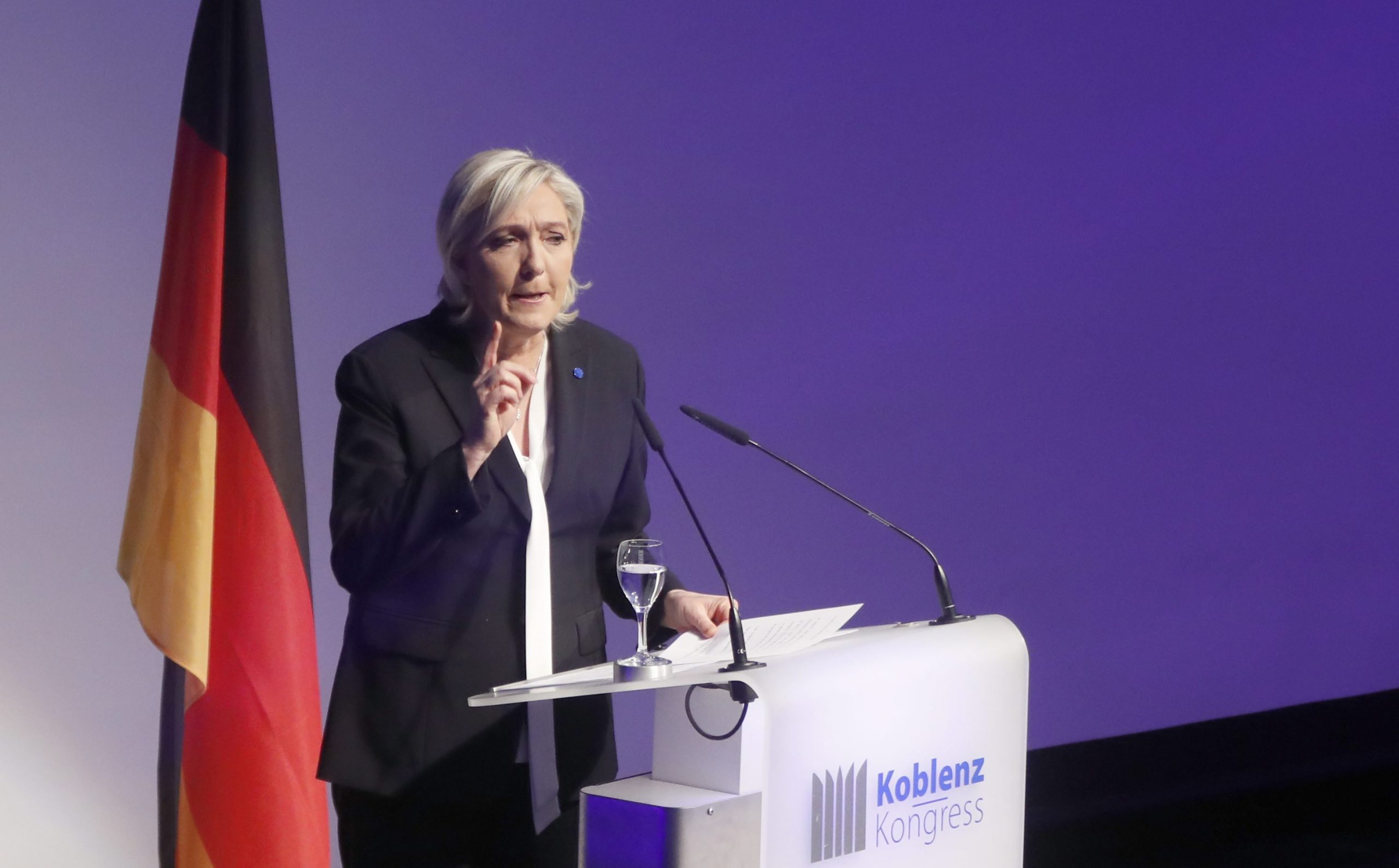 Jornalista questionou a candidata e acabou expulso num ato público de Marine Le Pen