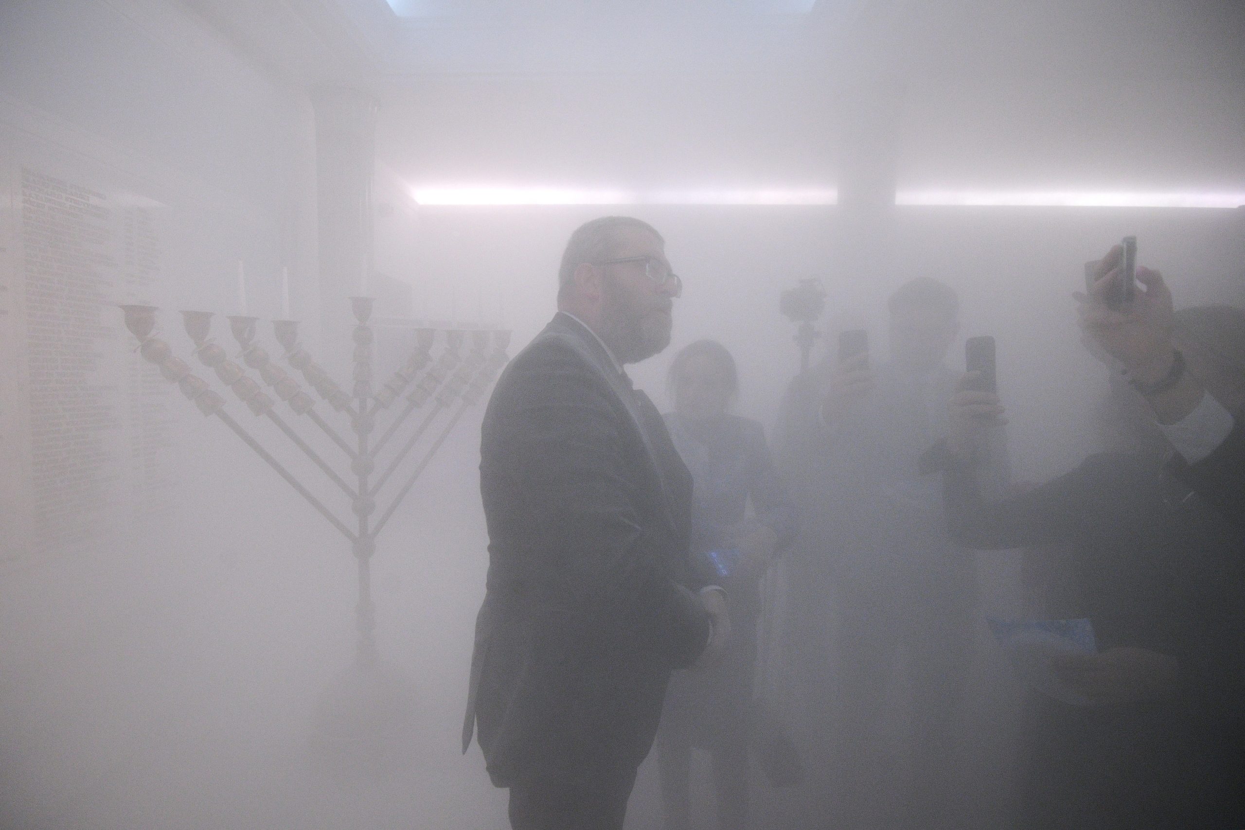Deputado polaco de extrema-direita usa extintor para apagar velas do Hanukah