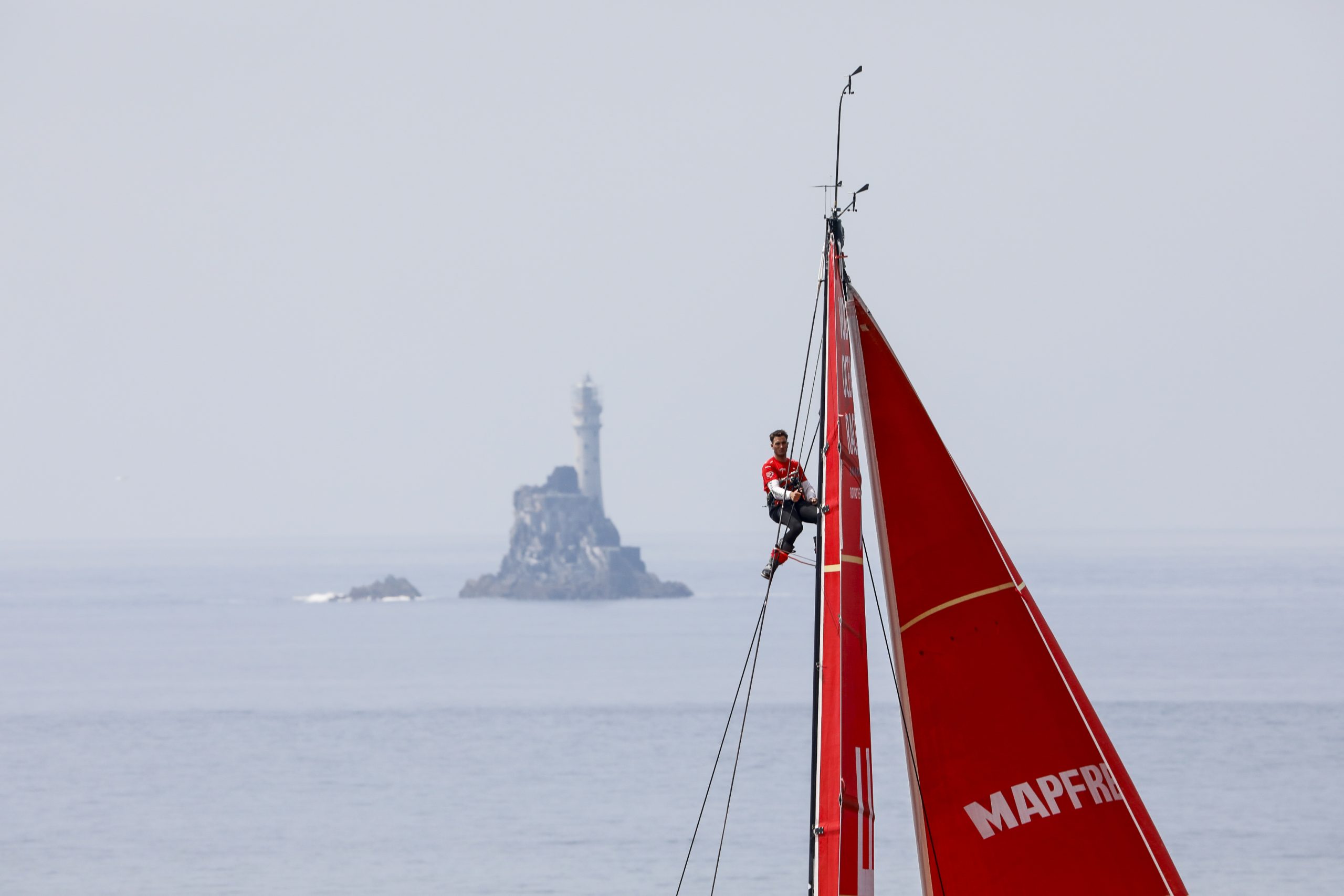 Dongfeng Race Team lidera a frota da Volvo Ocean Race após passar pelo Fastnet Rock