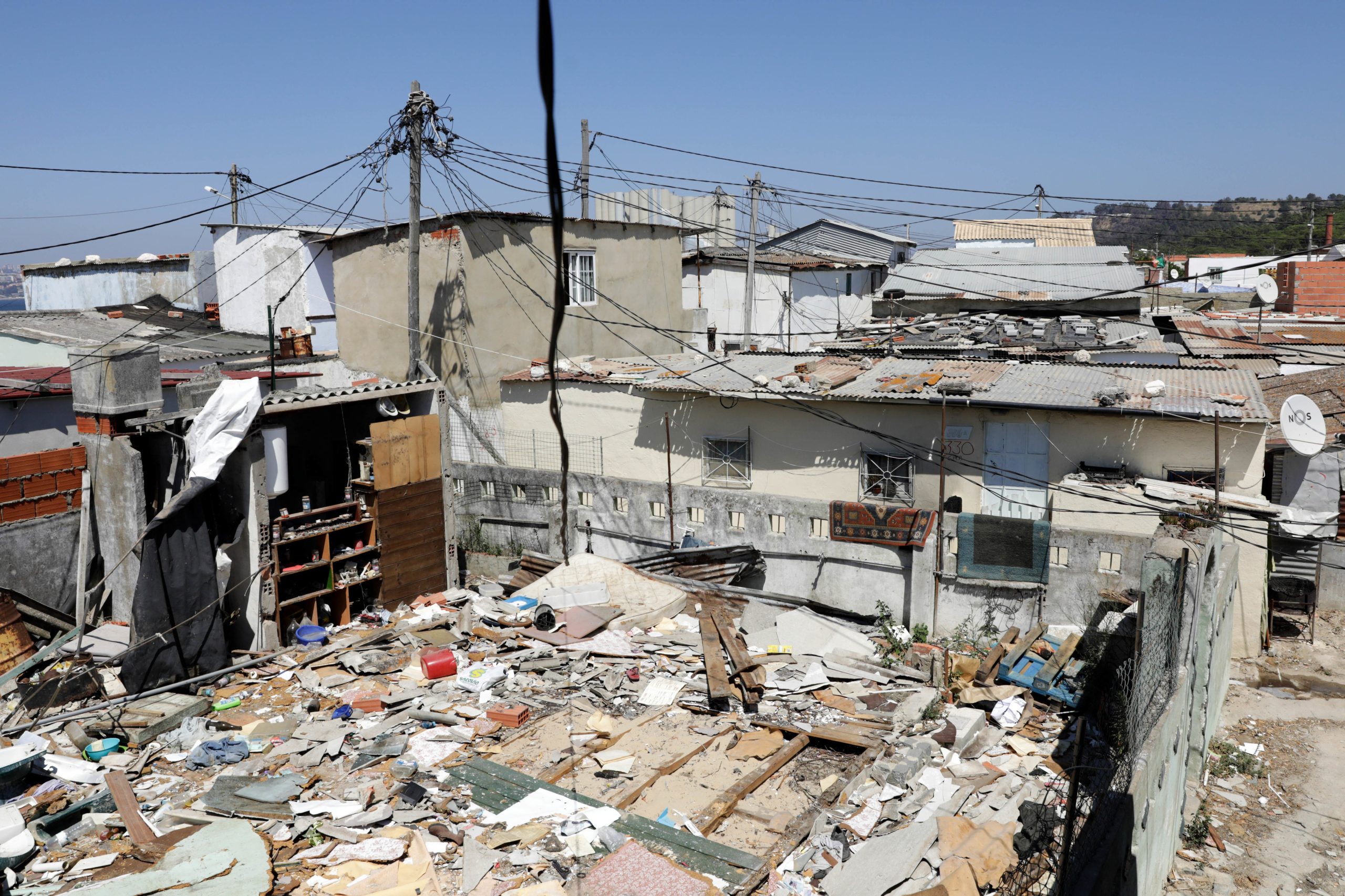 Três dias sem luz em bairro da Trafaria força associação de apoio a crianças a adiar reabertura