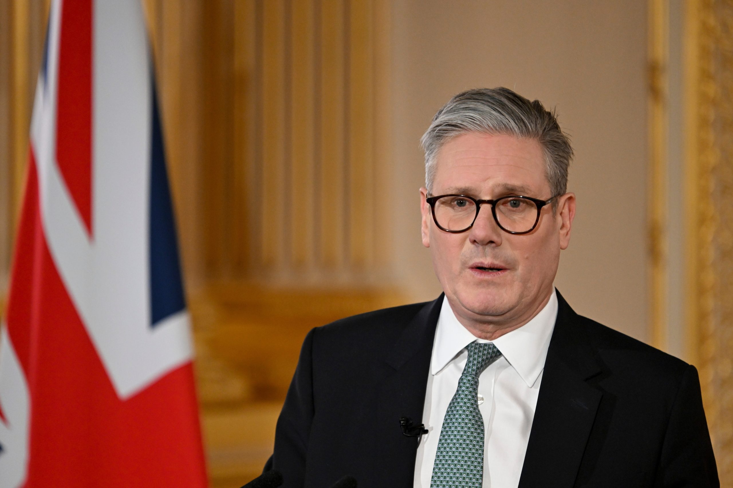 Keir Starmer elimina organismo do sistema público de saúde para reduzir custos e burocracia