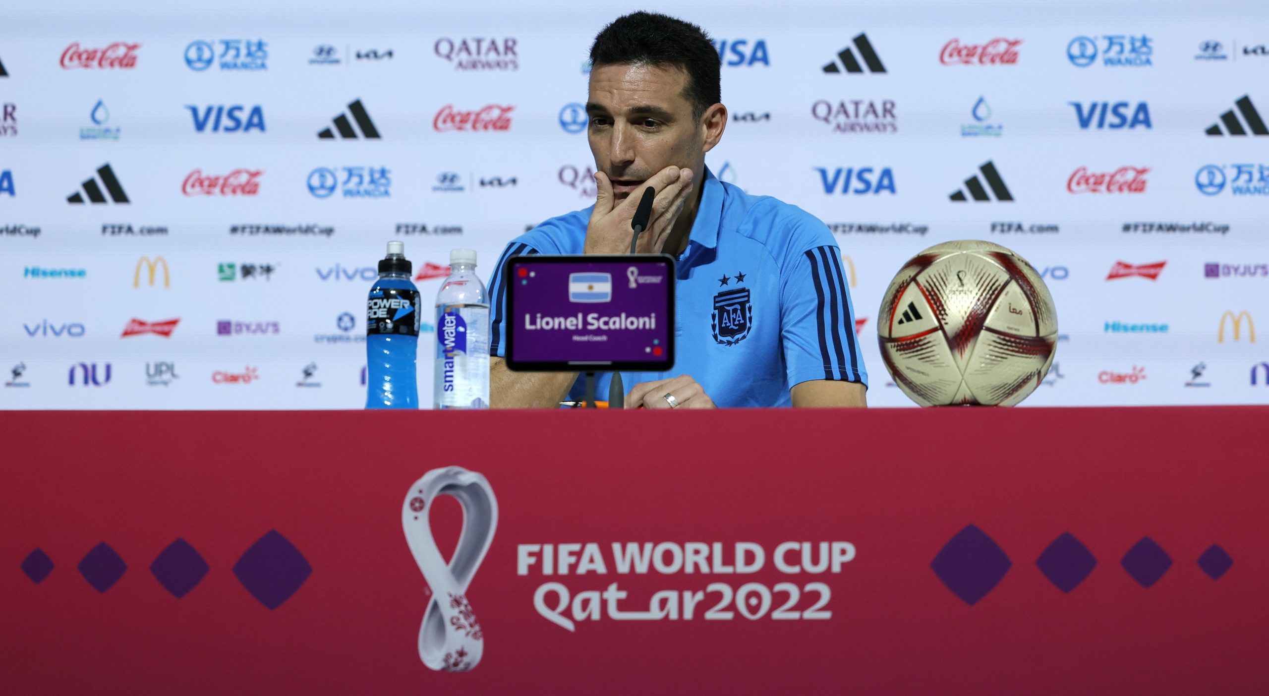 Scaloni: “O jogo de amanhã é Argentina-França, além de Messi e Mbappé”