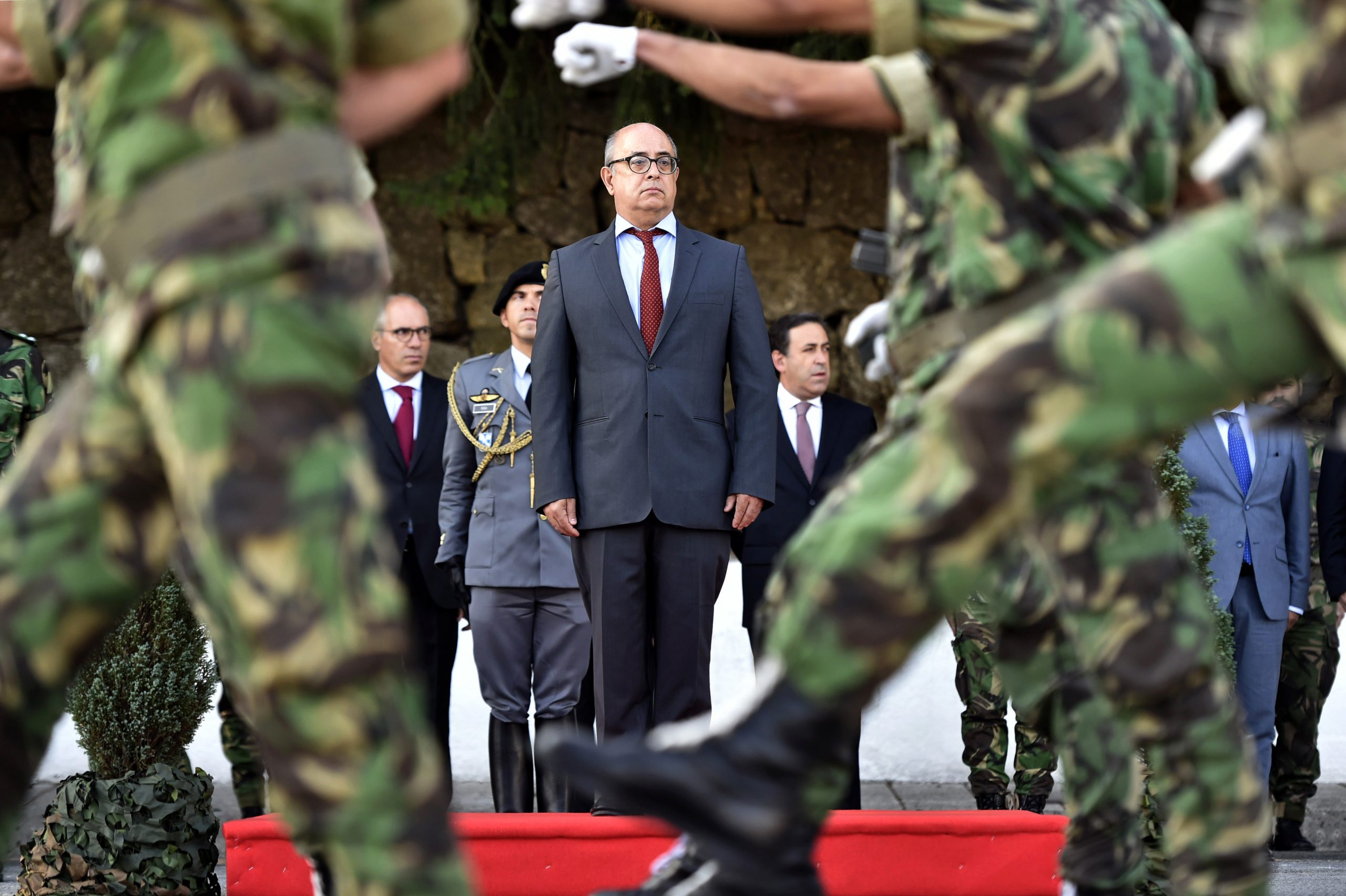 Ministro da Defesa adverte para perigos da “excitação bélica” contra Rússia
