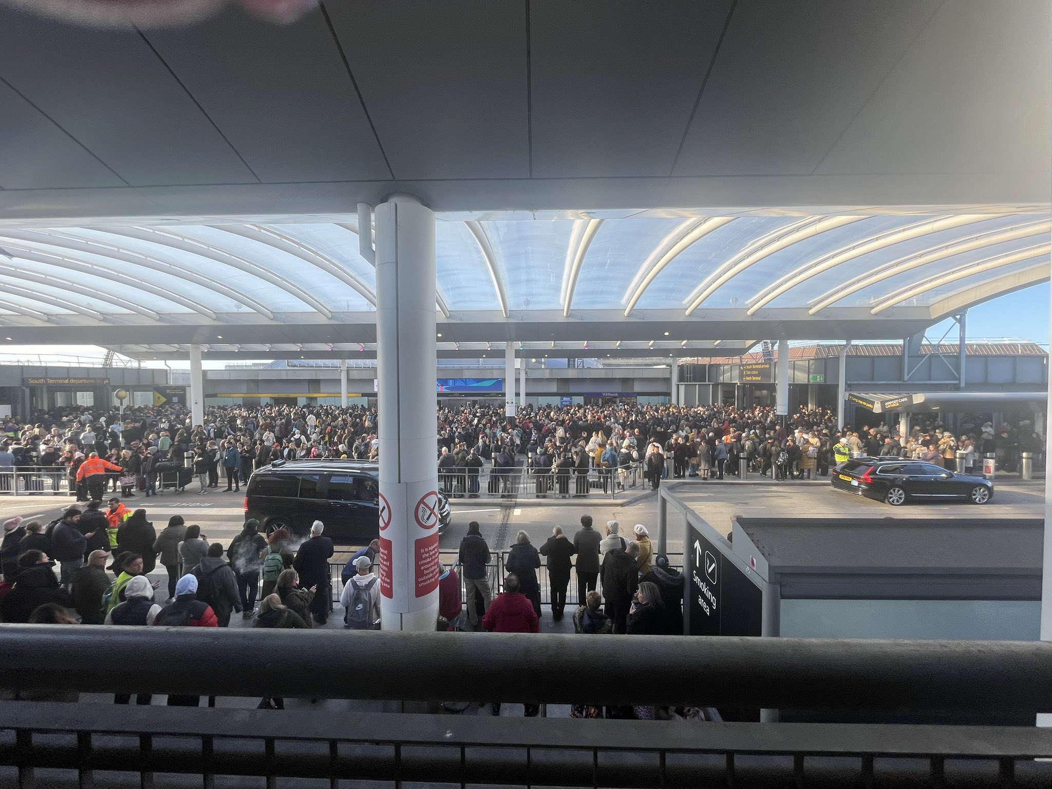 Aeroporto de Londres evacuado “por razões de segurança”. Brigada especial de explosivos no local
