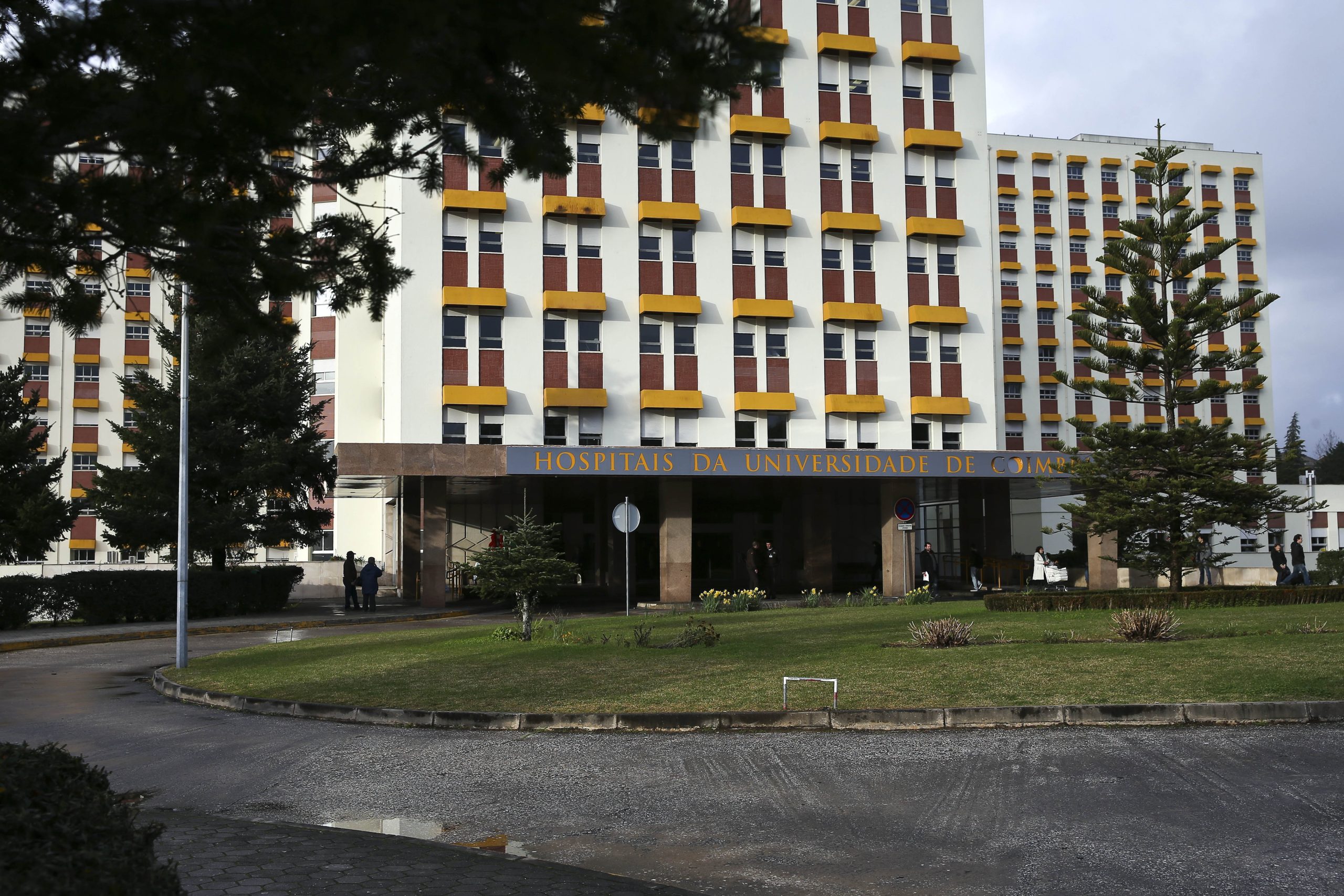 Covid-19: Centro Hospitalar e Universitário de Coimbra suspende visitas a doentes