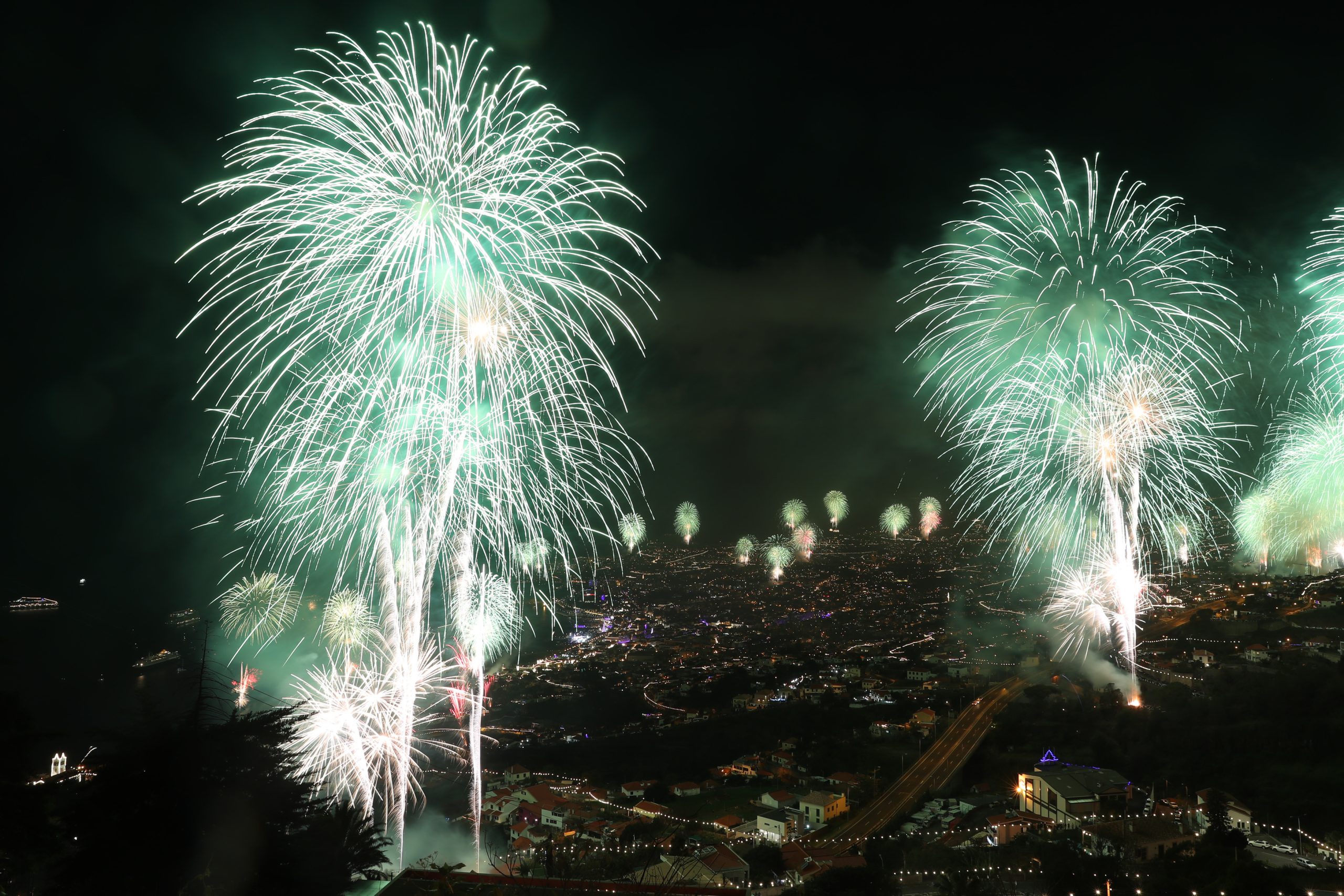 Cor e apoteose de fogo-de-artifício em noite amena marcaram entrada de 2020 na Madeira