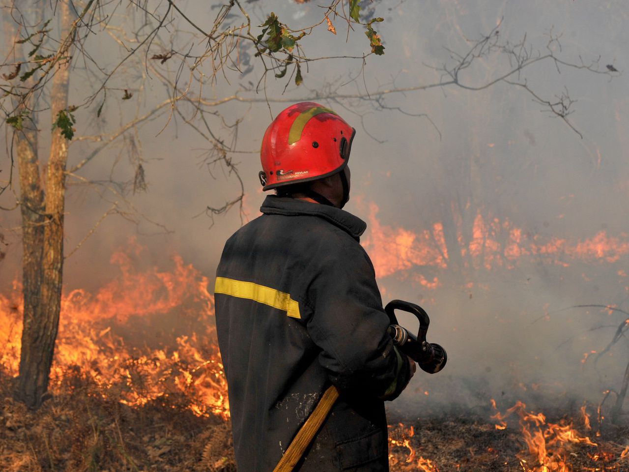 Incêndio circunscrito a fábrica de zona industrial da Galiza